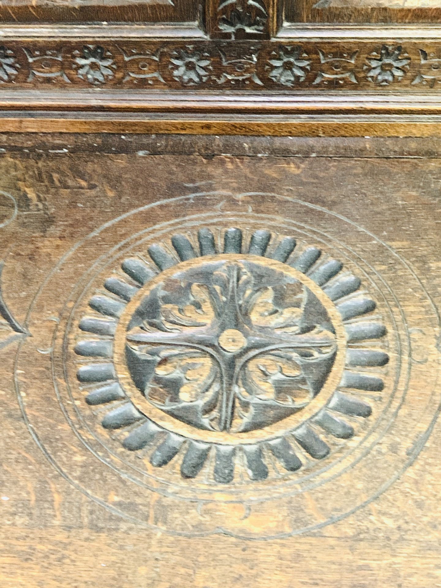 Heavily carved oak settle - Image 11 of 12