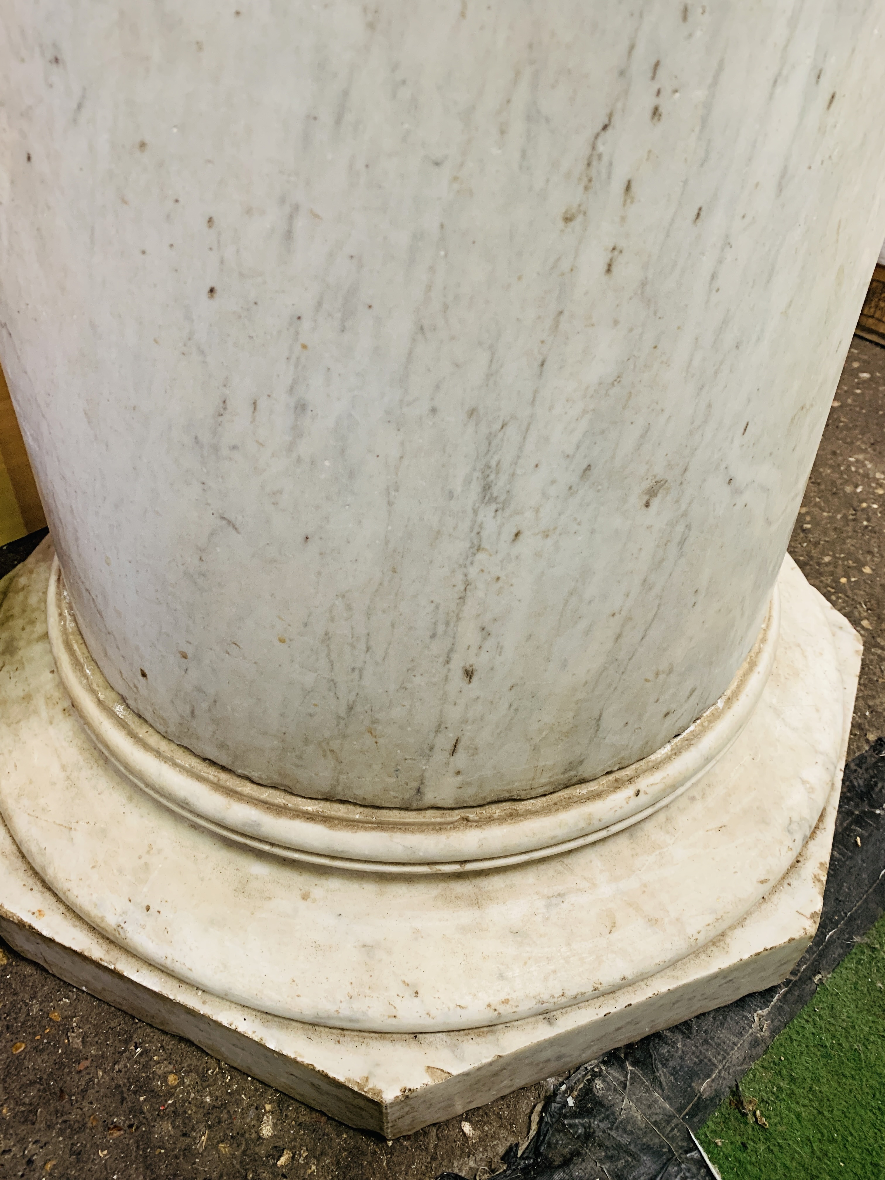 A tapered carrara marble column - Image 5 of 5