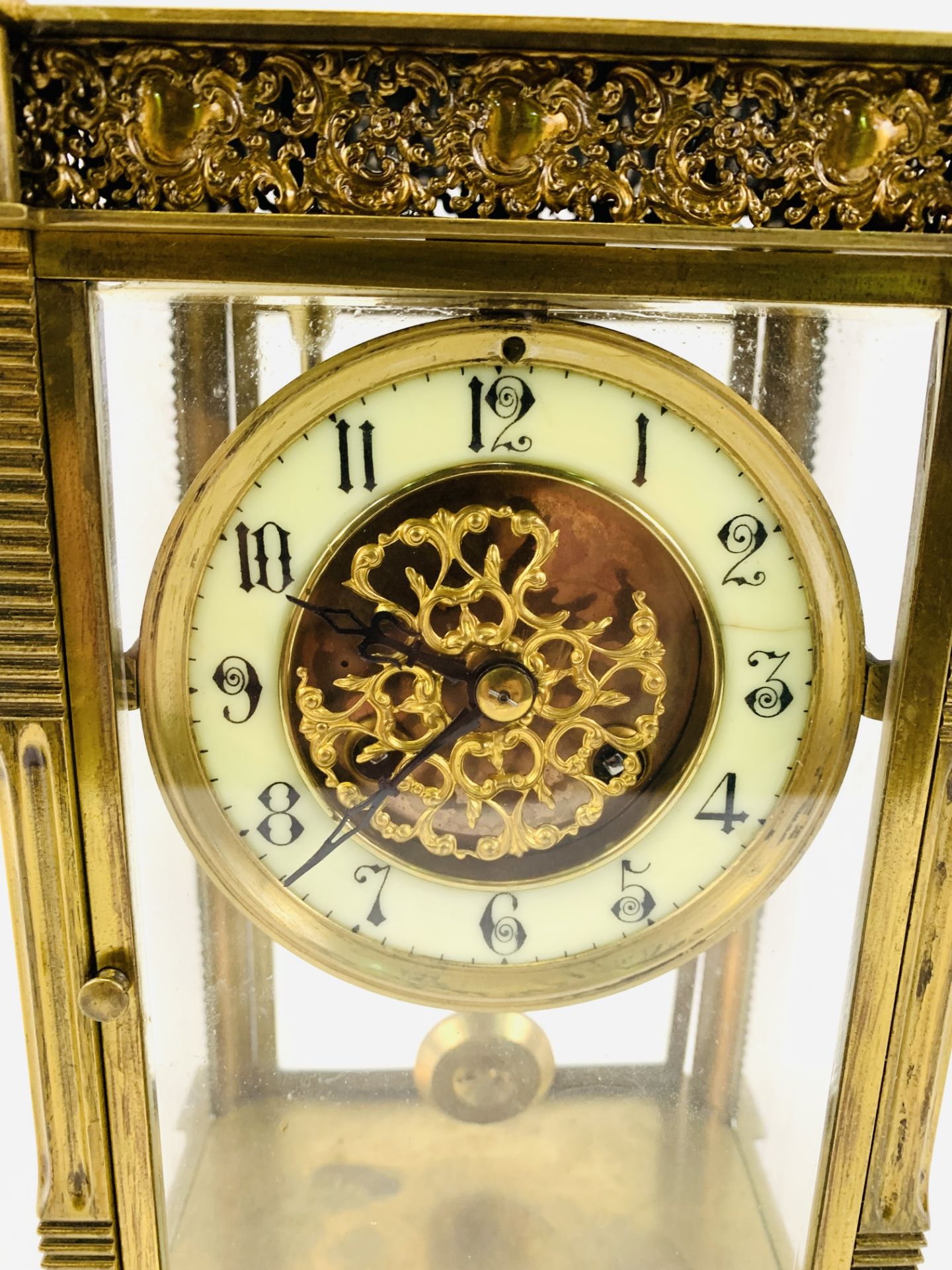 A brass cased mantel clock - Image 3 of 5