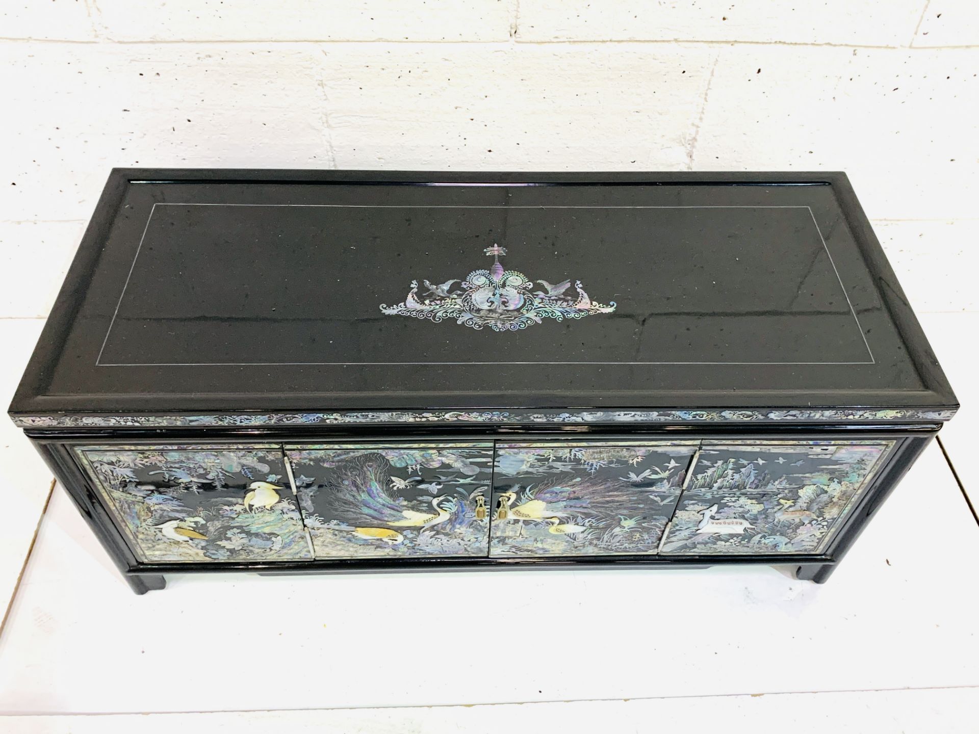 Asian cabinet decorated with mother of pearl - Image 5 of 8