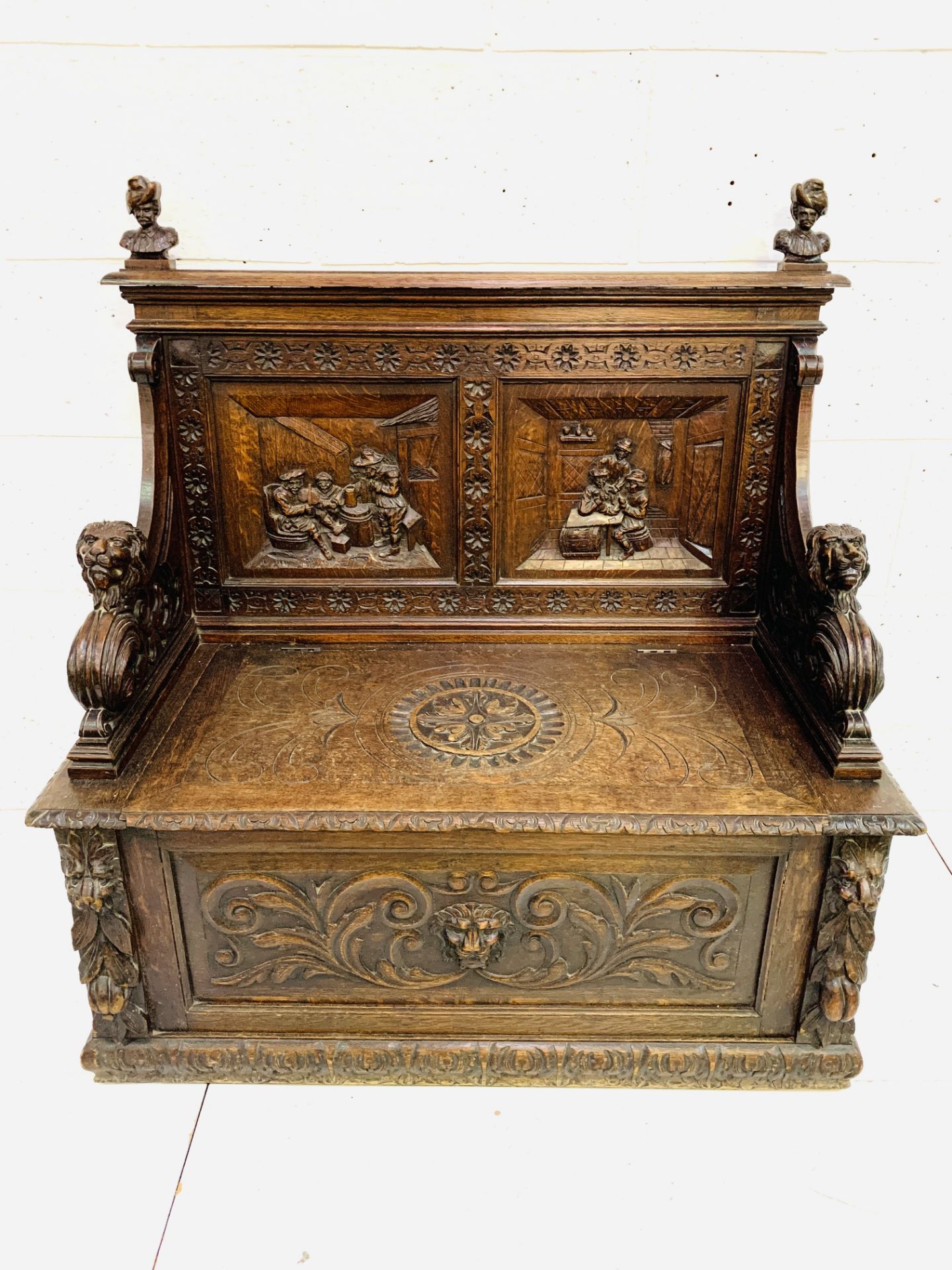 Heavily carved oak settle - Image 2 of 12