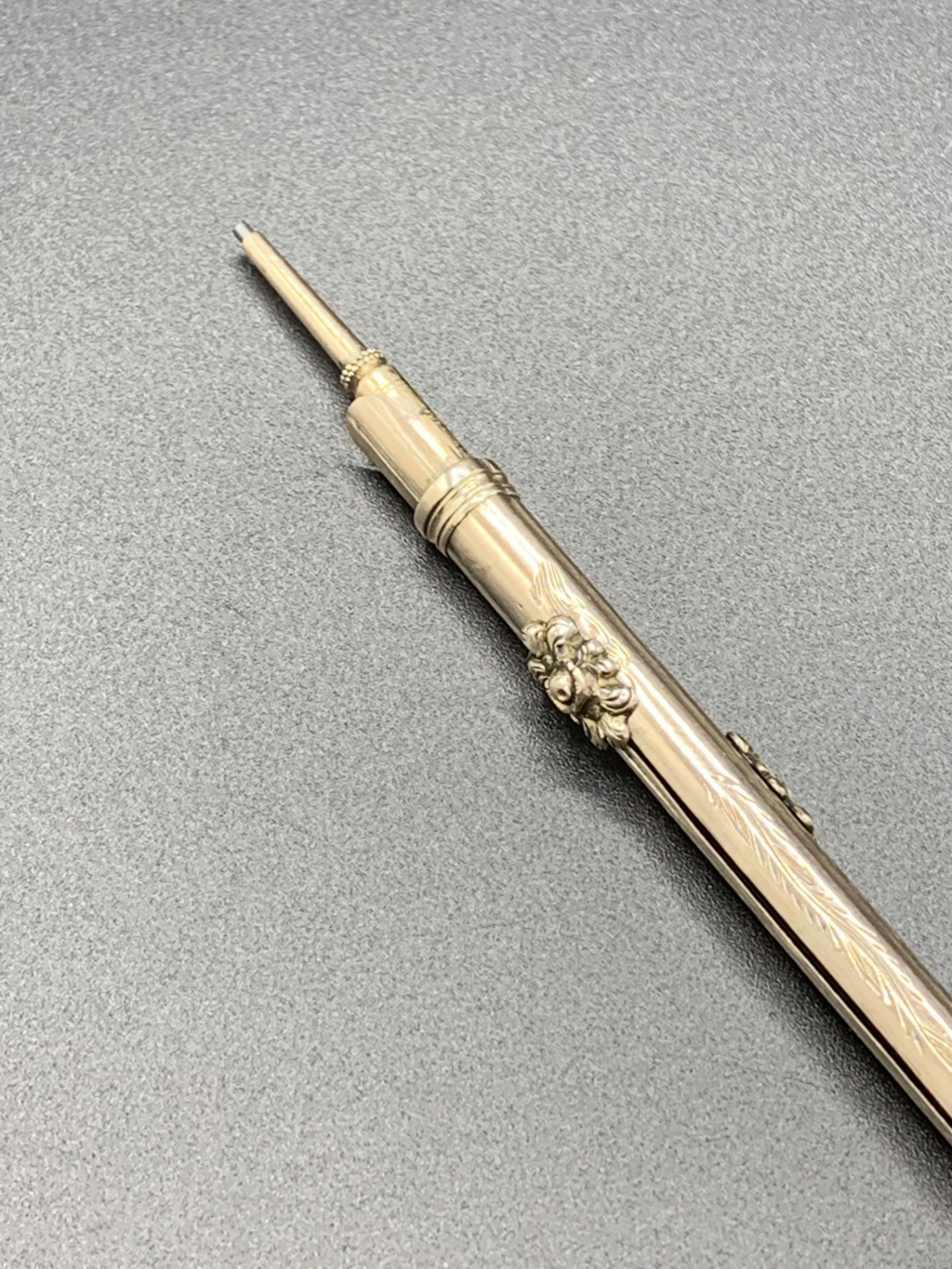 Victorian engraved 9ct gold dip pen cum propelling pencil - Image 4 of 4