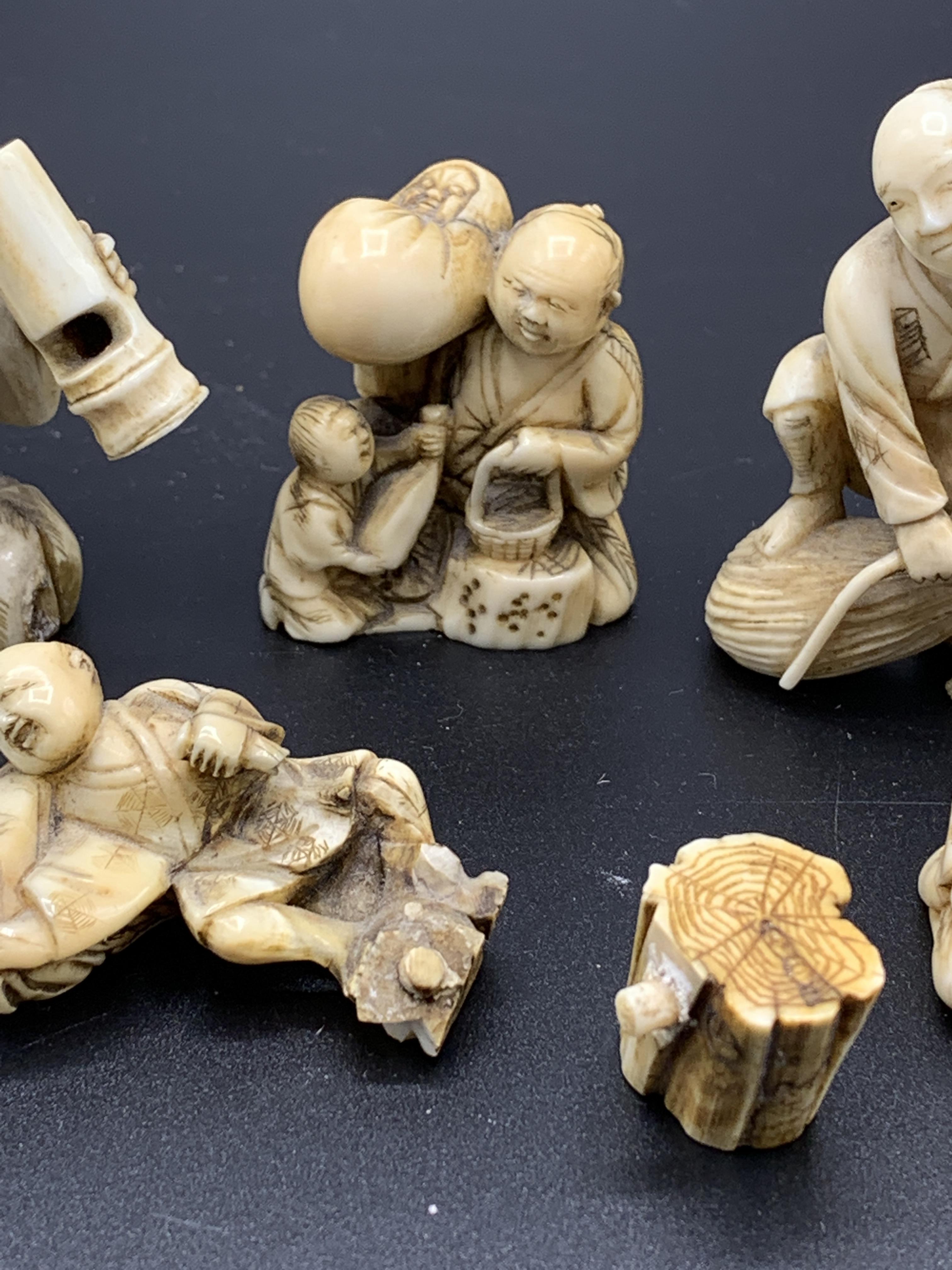 A collection of 3 Japanese carved ivory figurines and 2 netsukes - Image 6 of 6