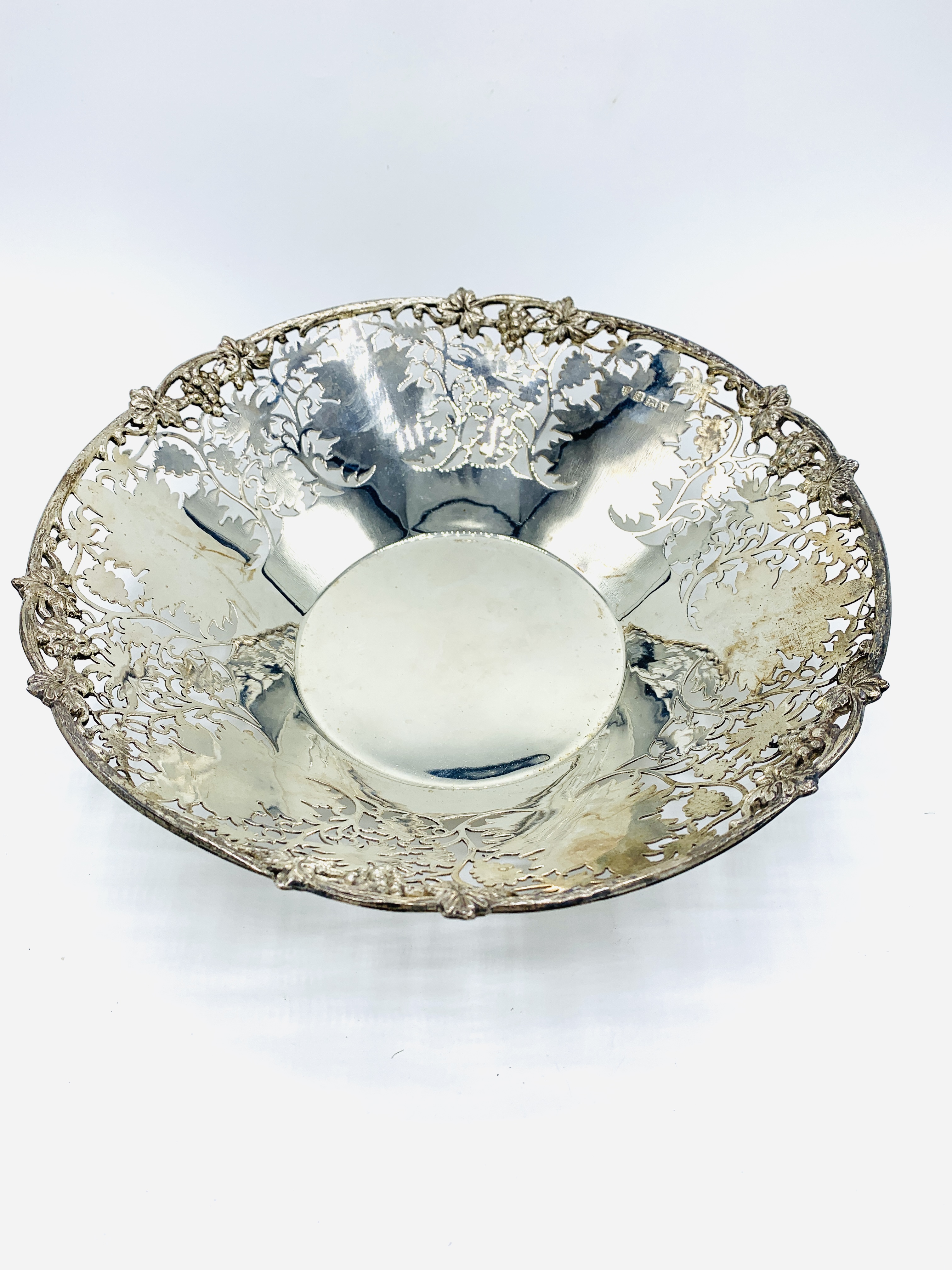 A silver pierced sided fruit bowl by J B Chatterley & Sons Ltd - Image 2 of 4