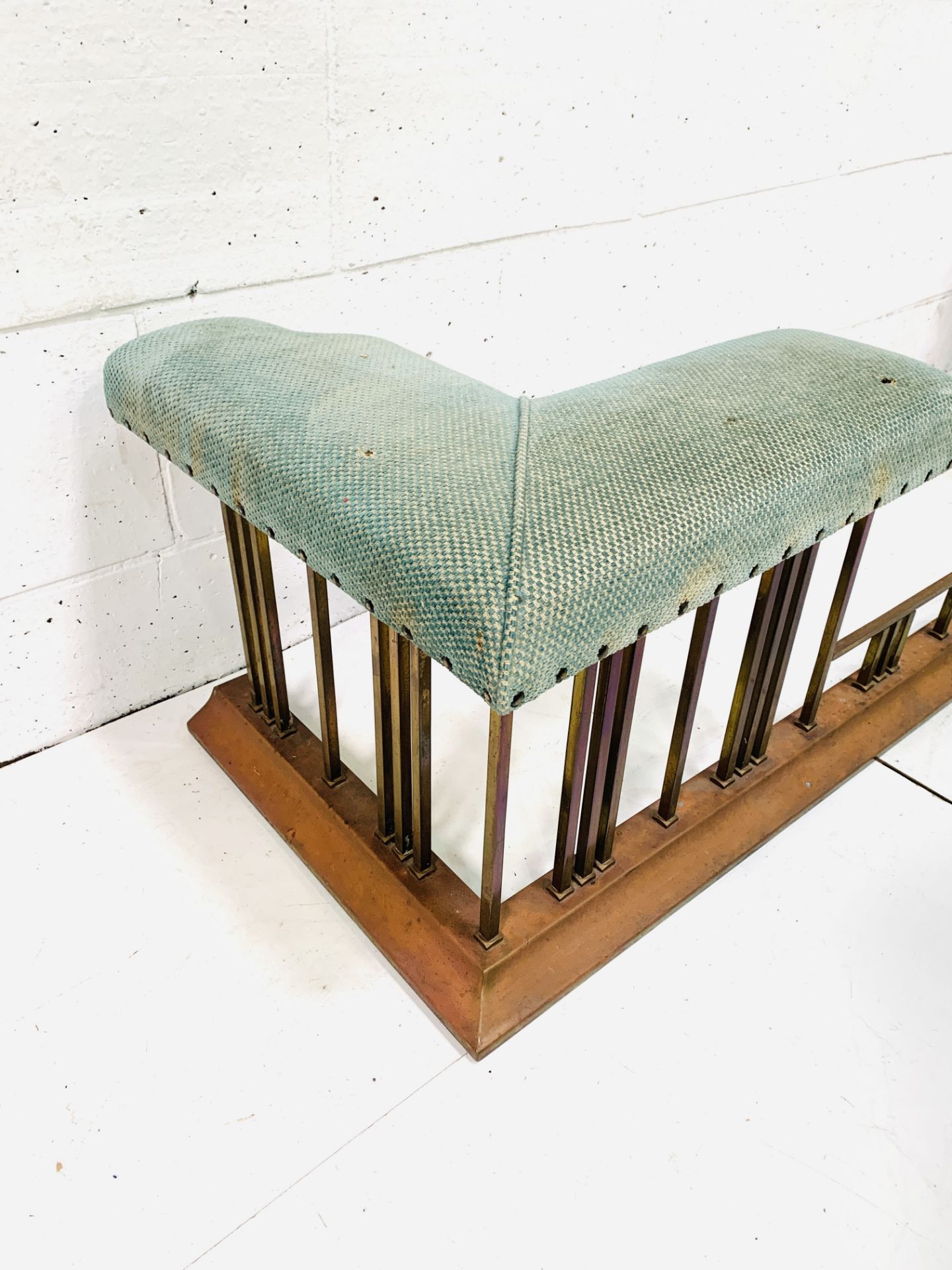 Brass club fender with green upholstered seating - Image 2 of 5