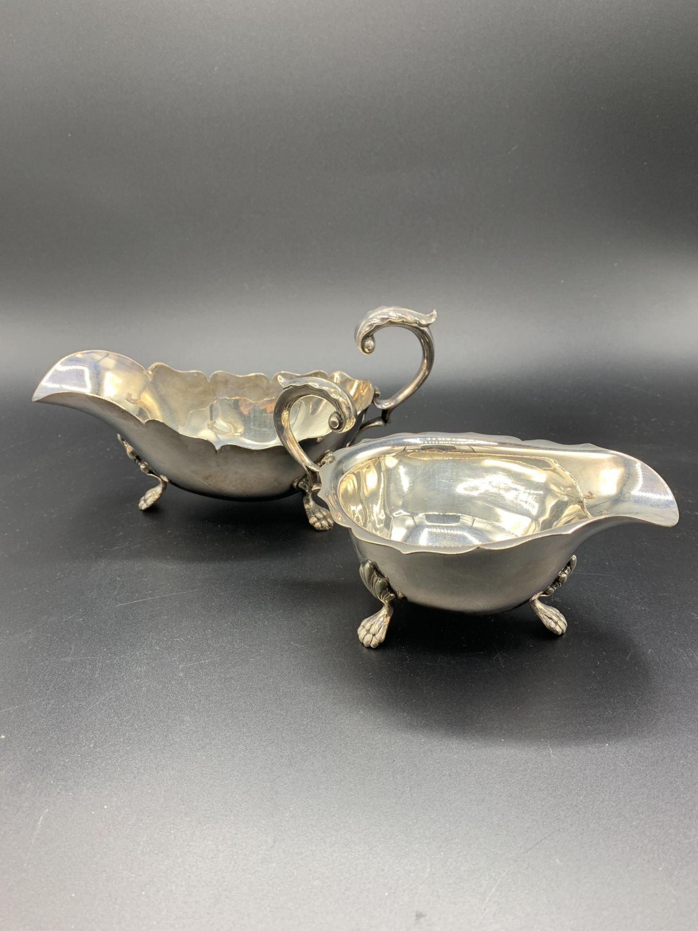 Silver plate entree dish, two handled footed bowl and two sauce boats - Bild 2 aus 8