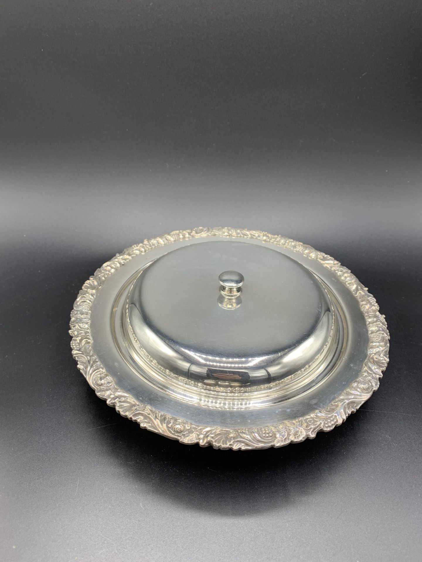 Silver plate entree dish, two handled footed bowl and two sauce boats - Bild 6 aus 8