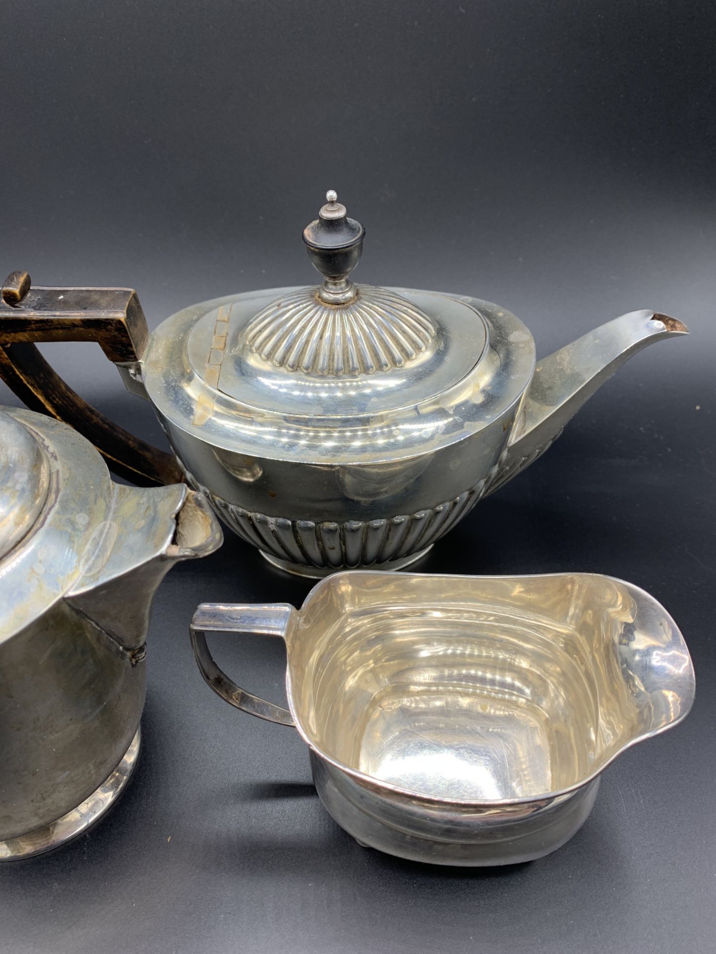 A silver teapot, a silver coffee pot and a Georgian silver cream jug - Bild 4 aus 4