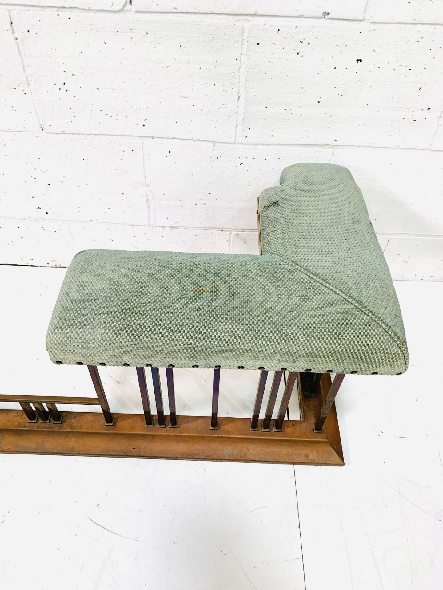 Brass club fender with green upholstered seating - Image 4 of 5