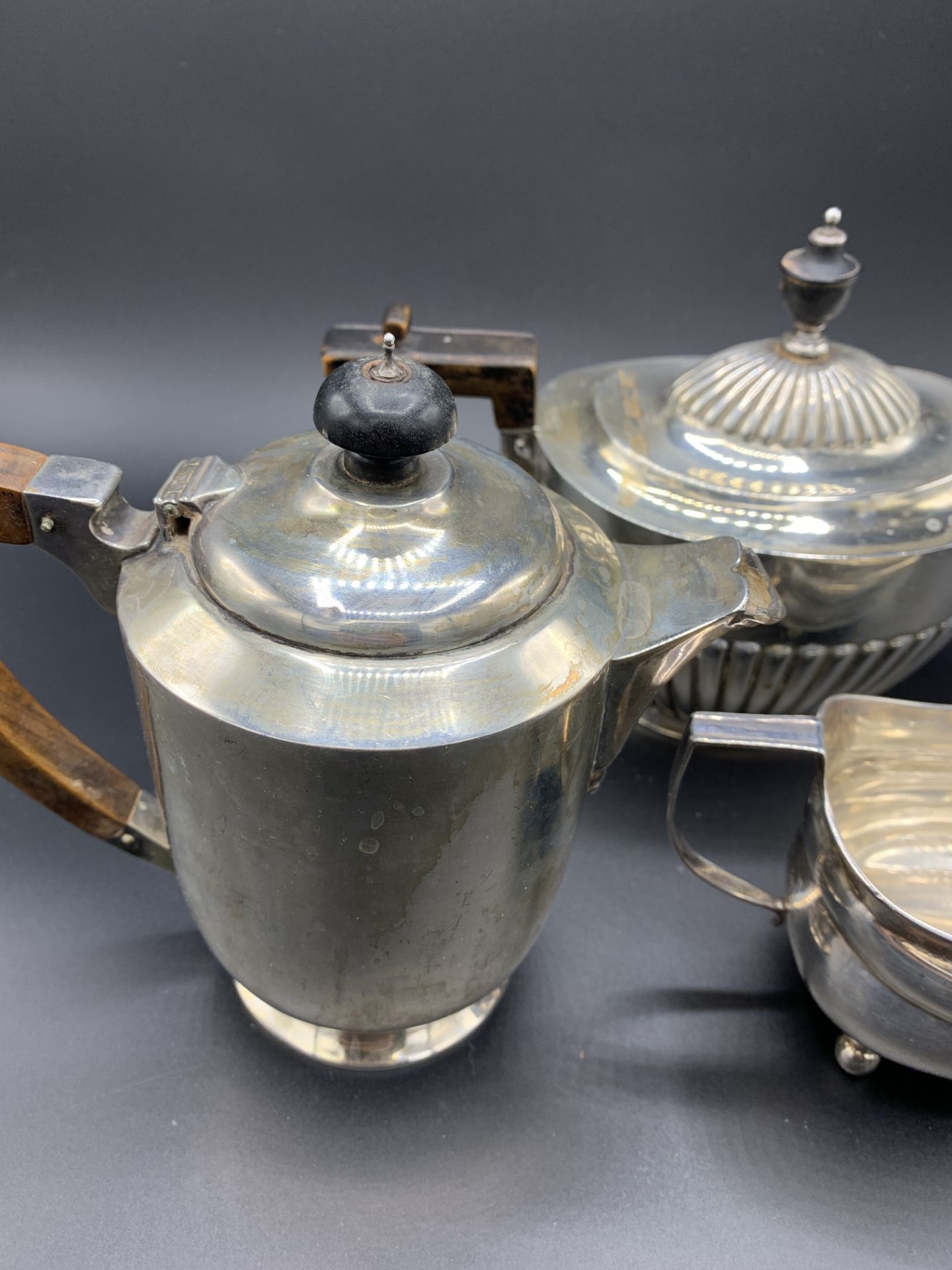 A silver teapot, a silver coffee pot and a Georgian silver cream jug - Bild 3 aus 4