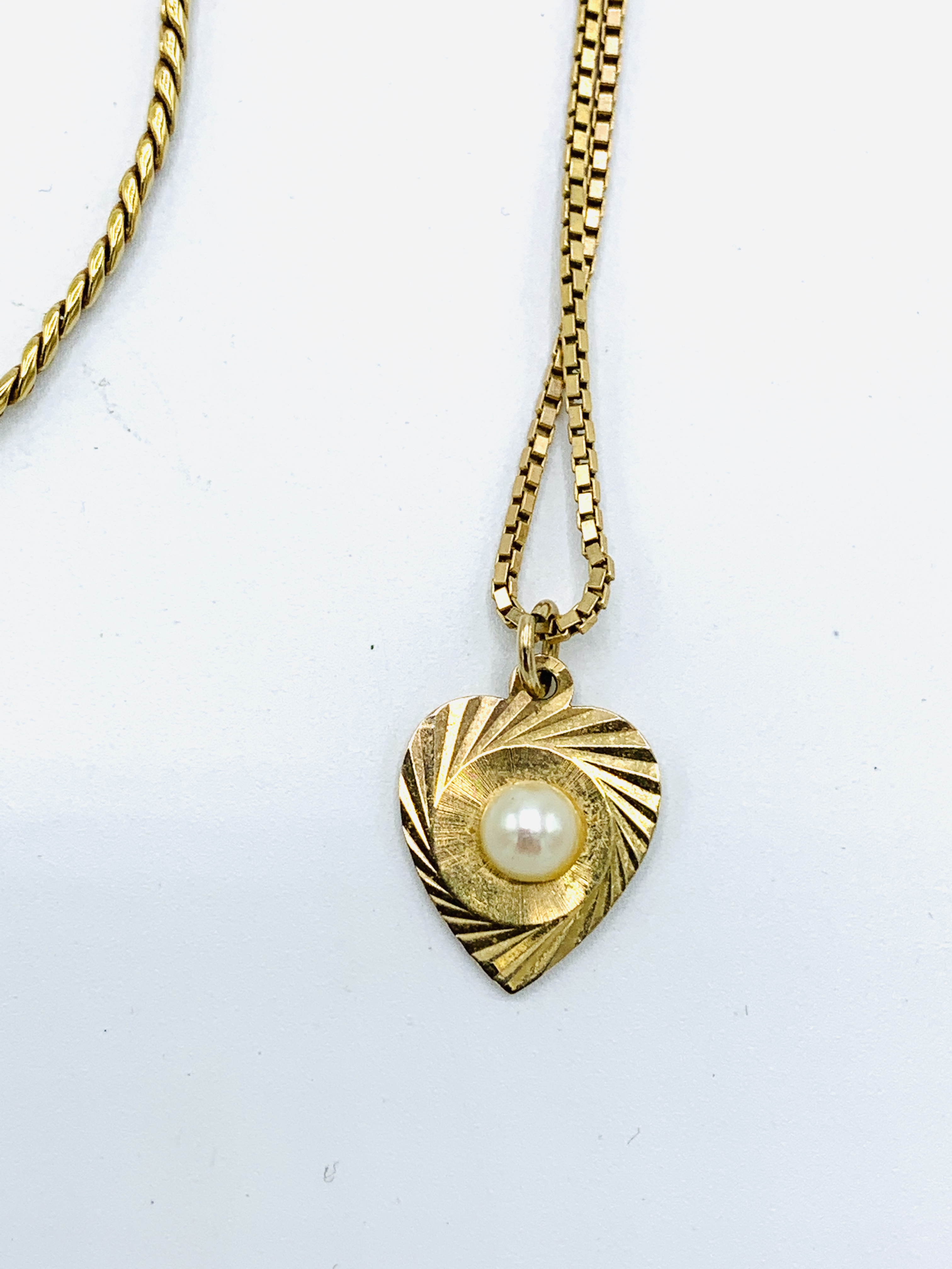 A 9ct gold pendant together with a 9ct gold necklace and a 9ct gold chain - Image 4 of 6