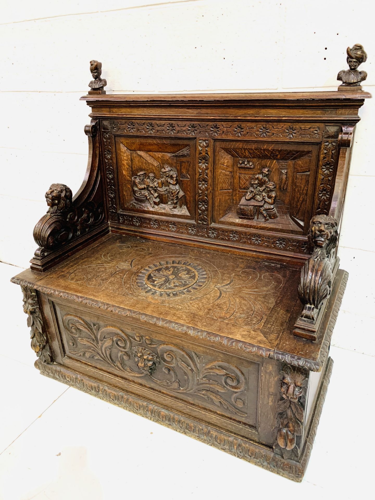 Heavily carved oak settle - Image 4 of 12