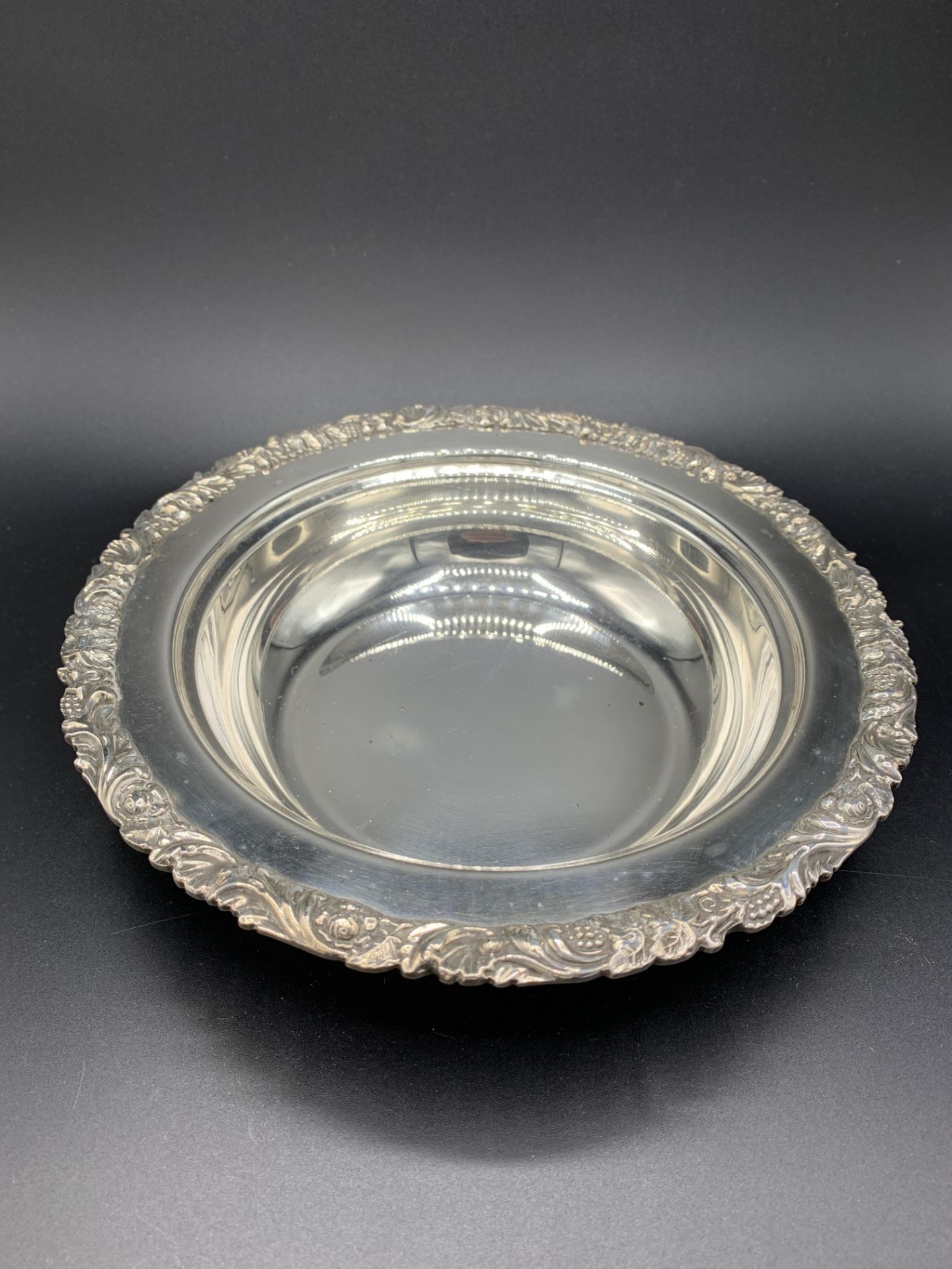 Silver plate entree dish, two handled footed bowl and two sauce boats - Bild 7 aus 8