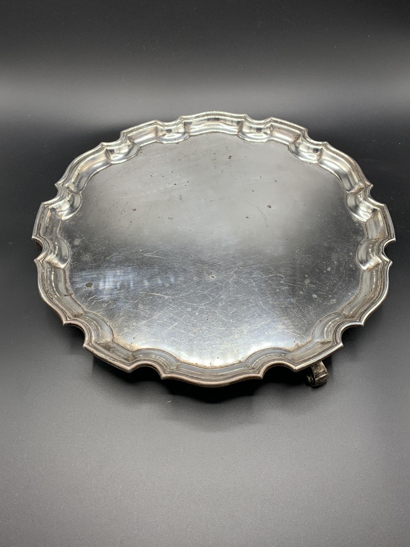 A silver scallop edge three footed tray by Adie Brothers Ltd - Image 2 of 5