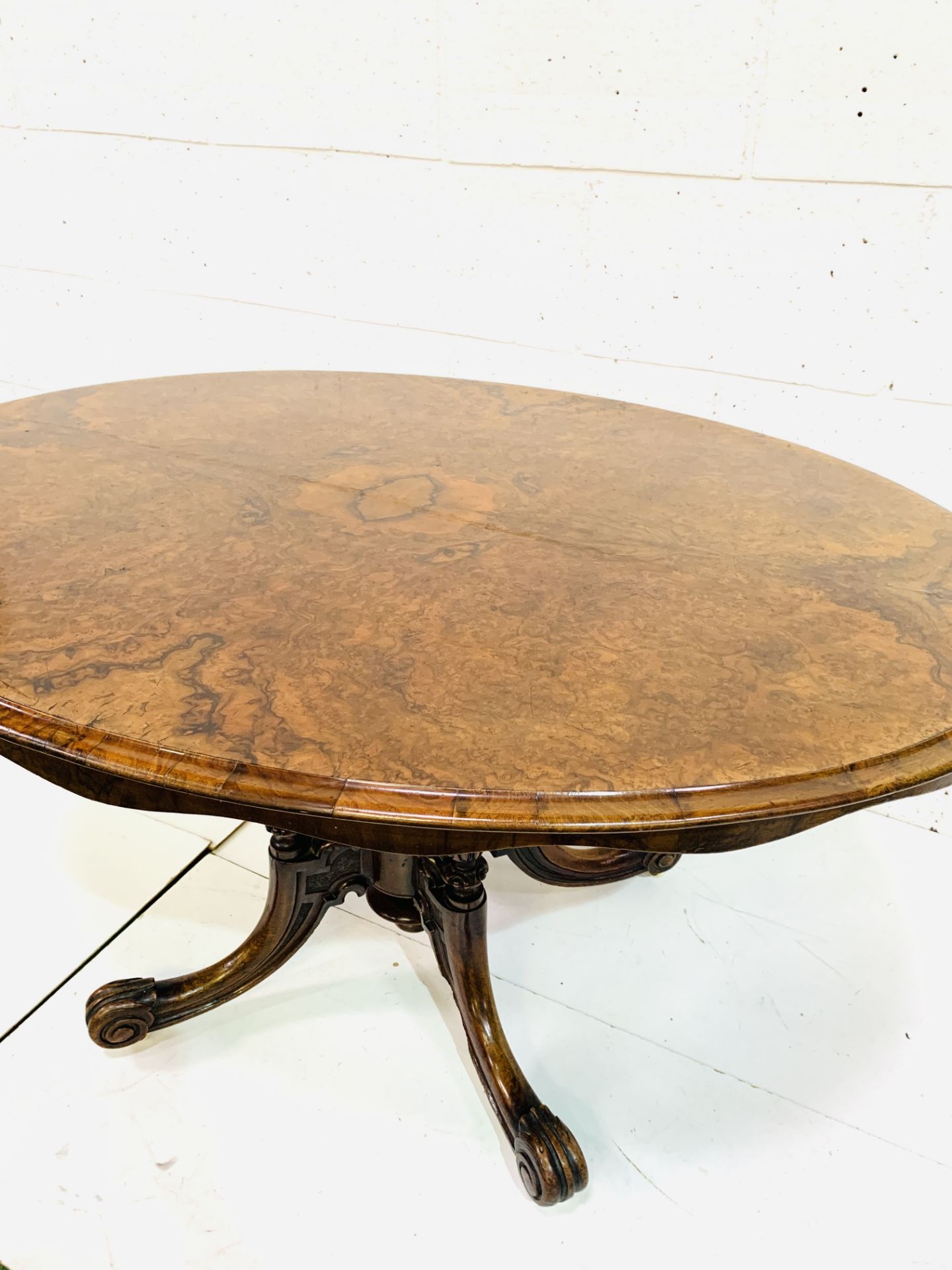 Walnut oval tilt top table - Image 11 of 11