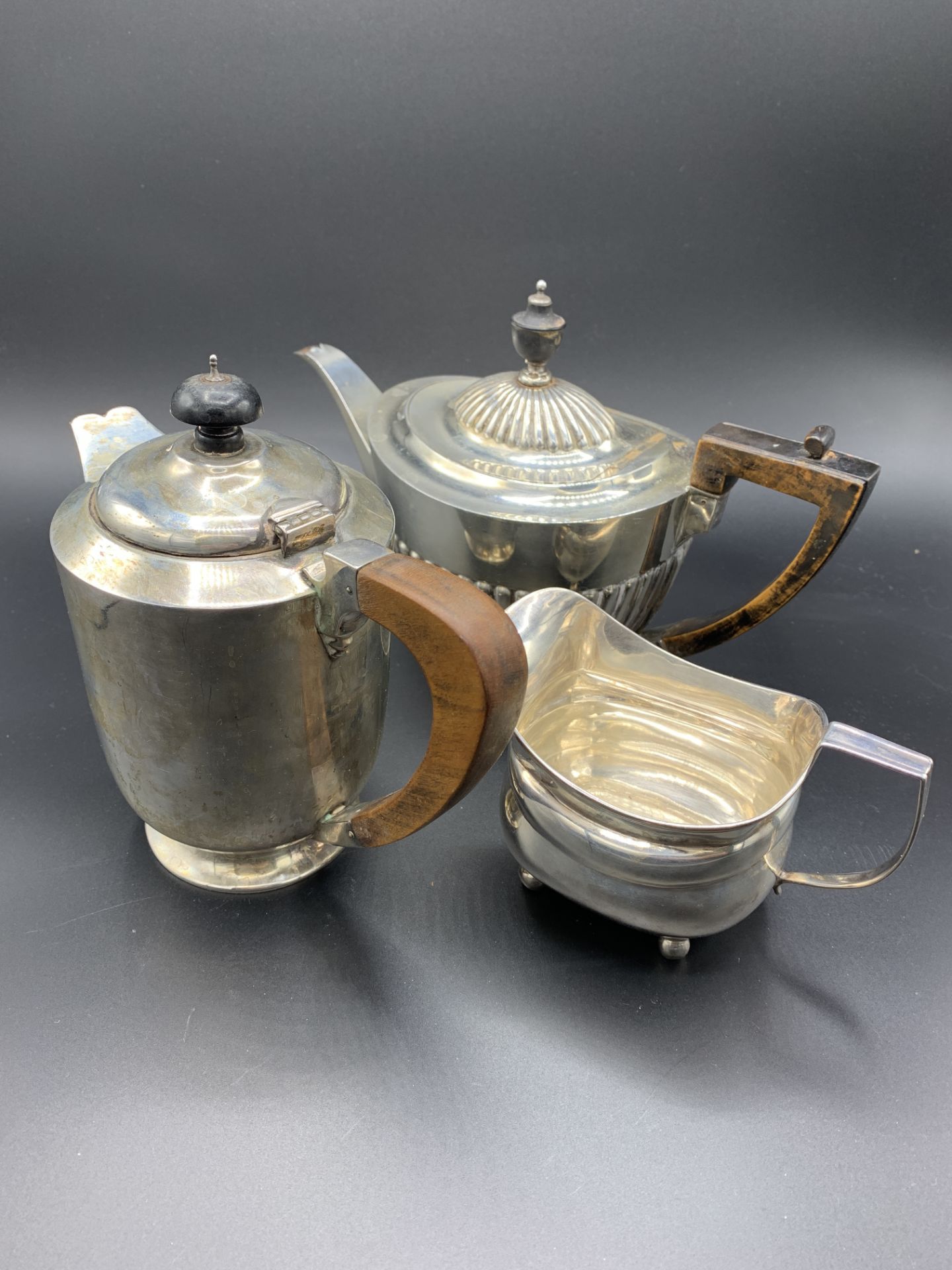 A silver teapot, a silver coffee pot and a Georgian silver cream jug - Bild 2 aus 4