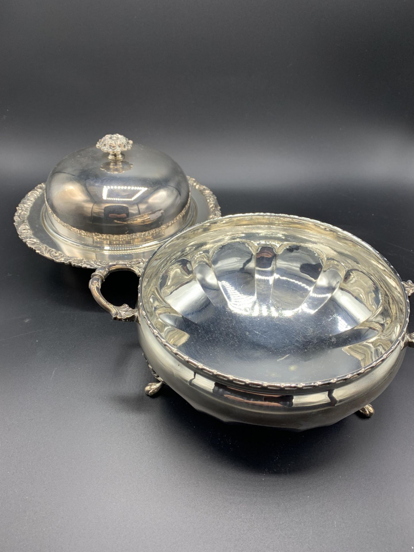 Silver plate entree dish, two handled footed bowl and two sauce boats - Bild 4 aus 8