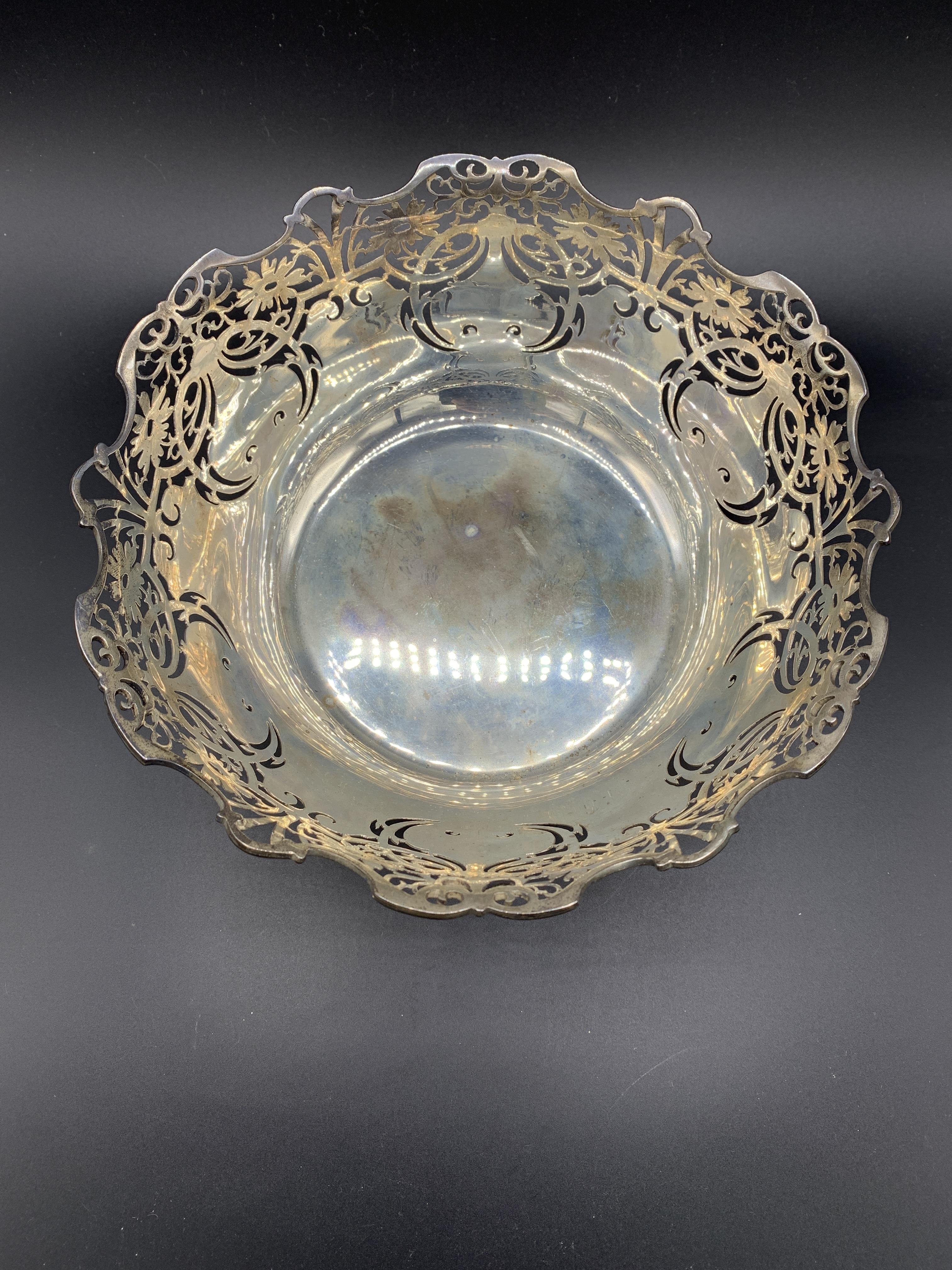 A silver pierced sided fruit bowl by J B Chatterley & Sons Ltd - Image 3 of 4