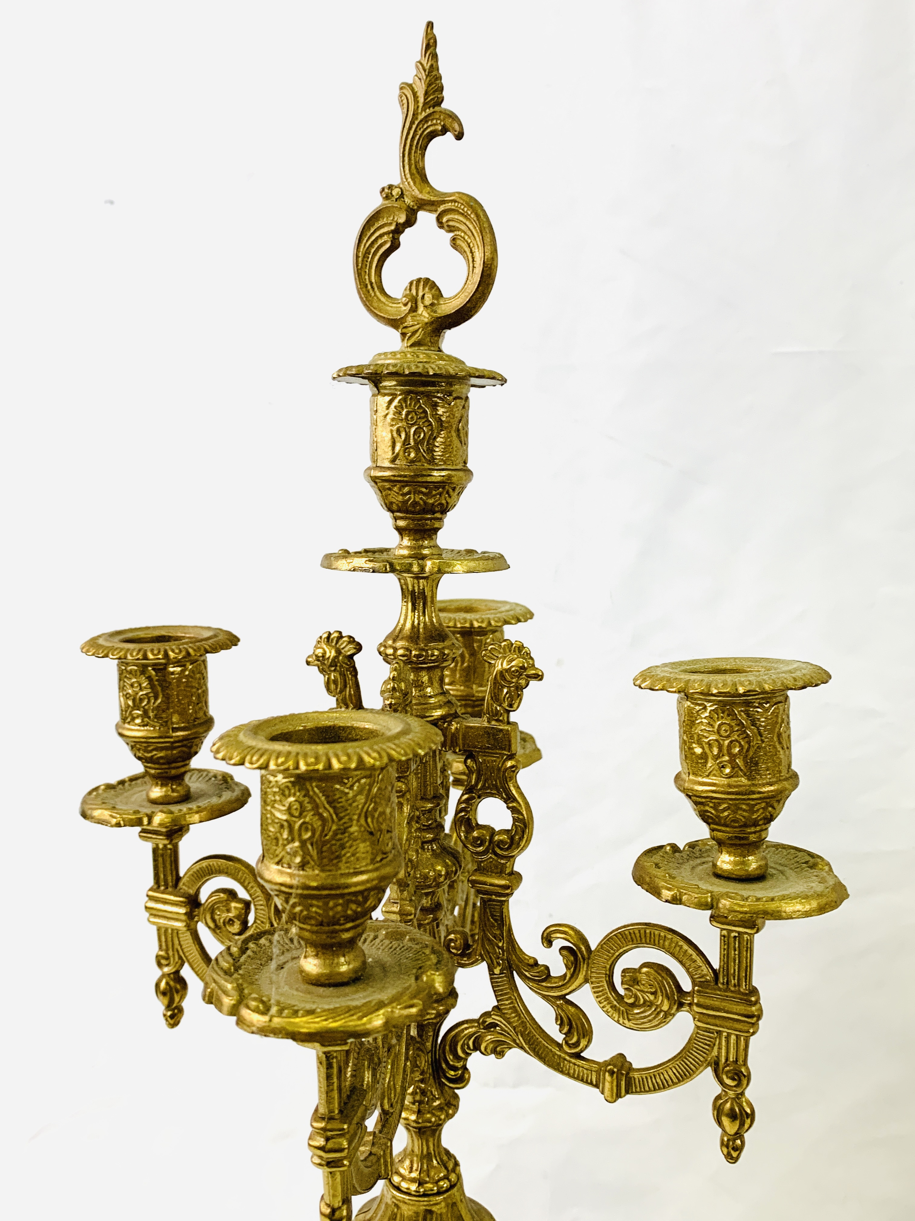 A brass mantel clock and candelabra garniture set - Image 5 of 8