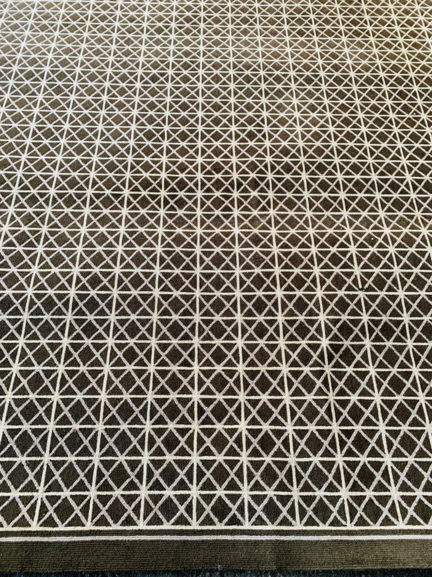 Very large geometric pattern wool carpet, - Image 3 of 5