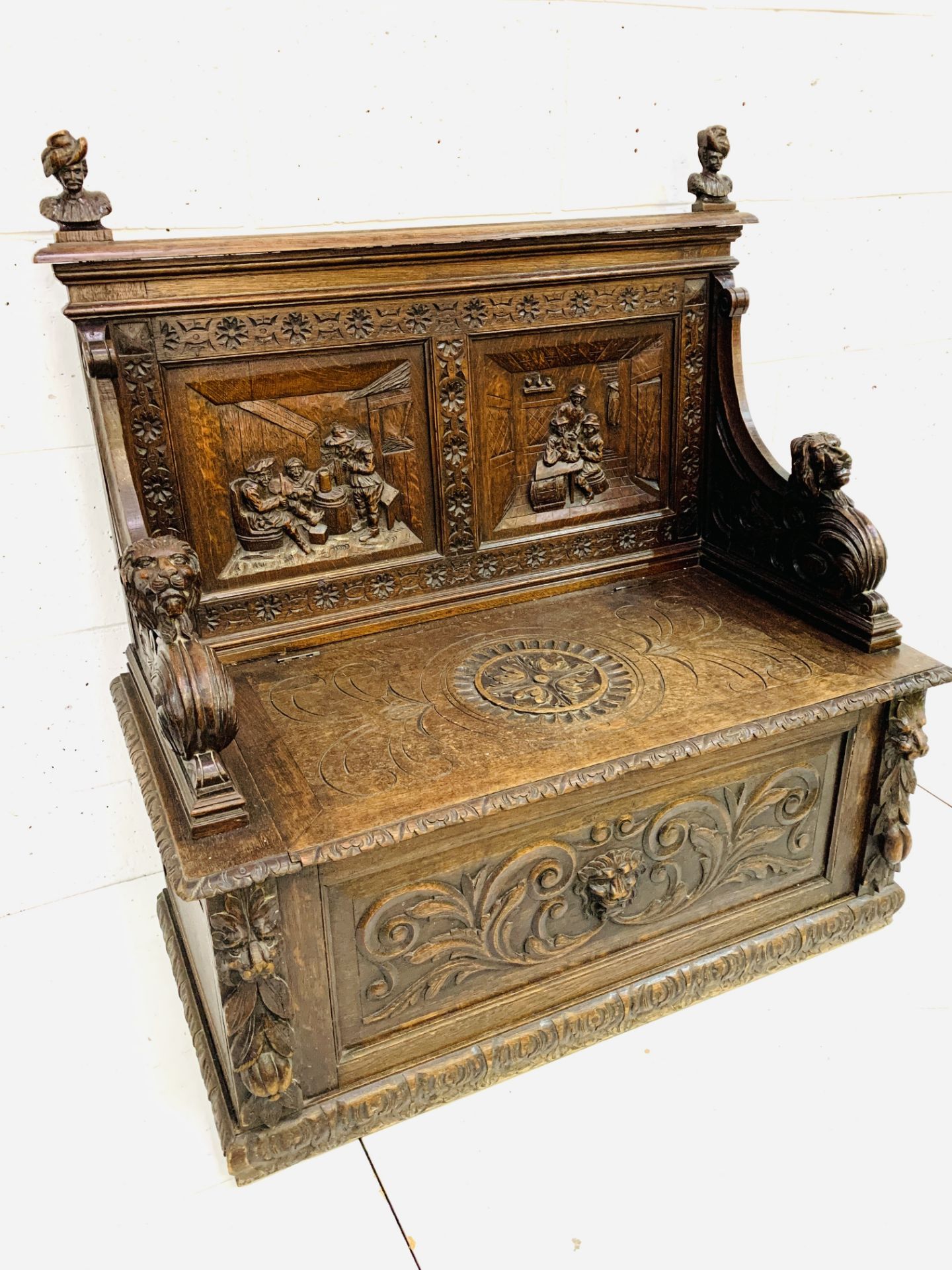 Heavily carved oak settle - Image 5 of 12