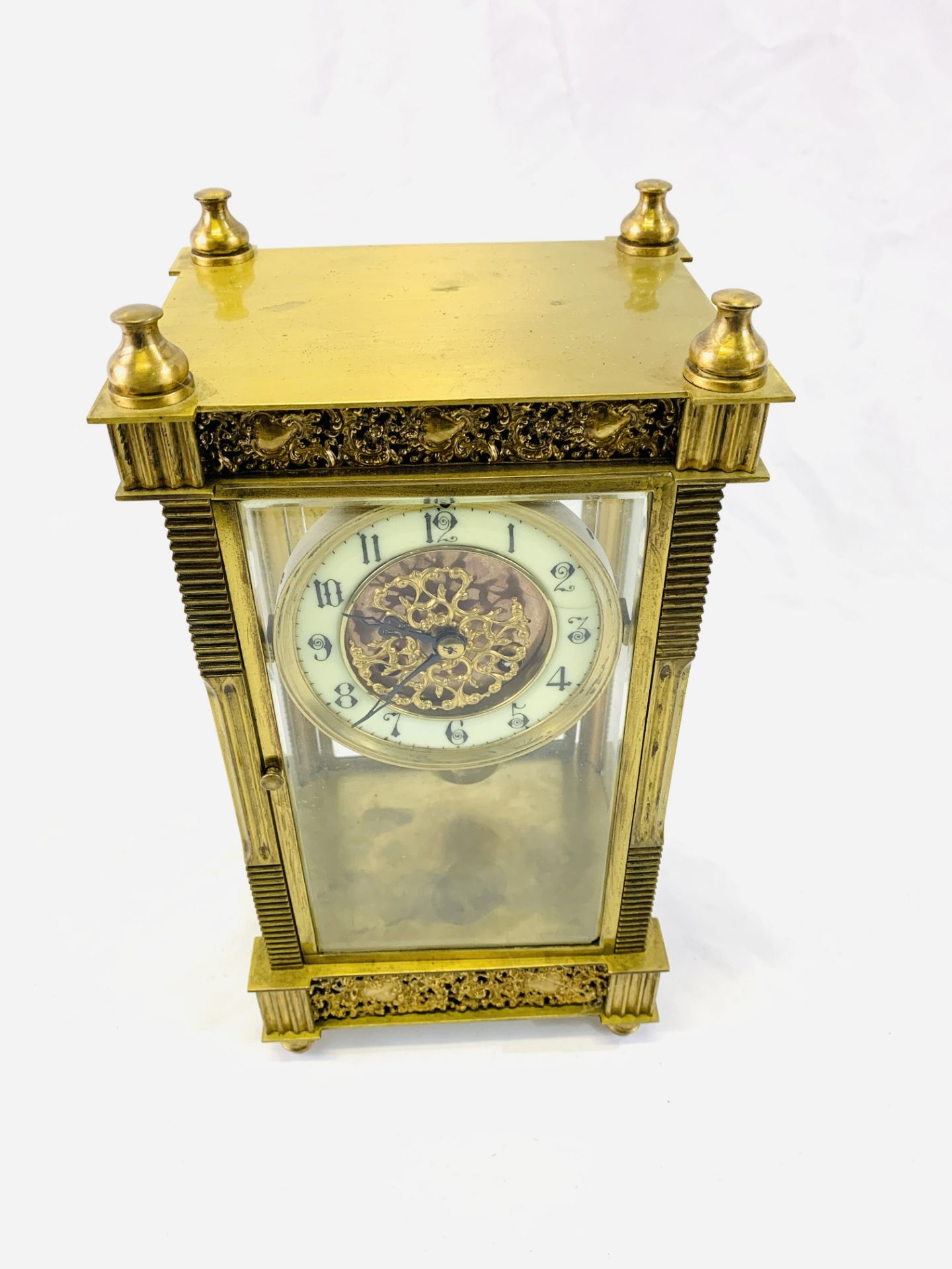 A brass cased mantel clock - Image 5 of 5