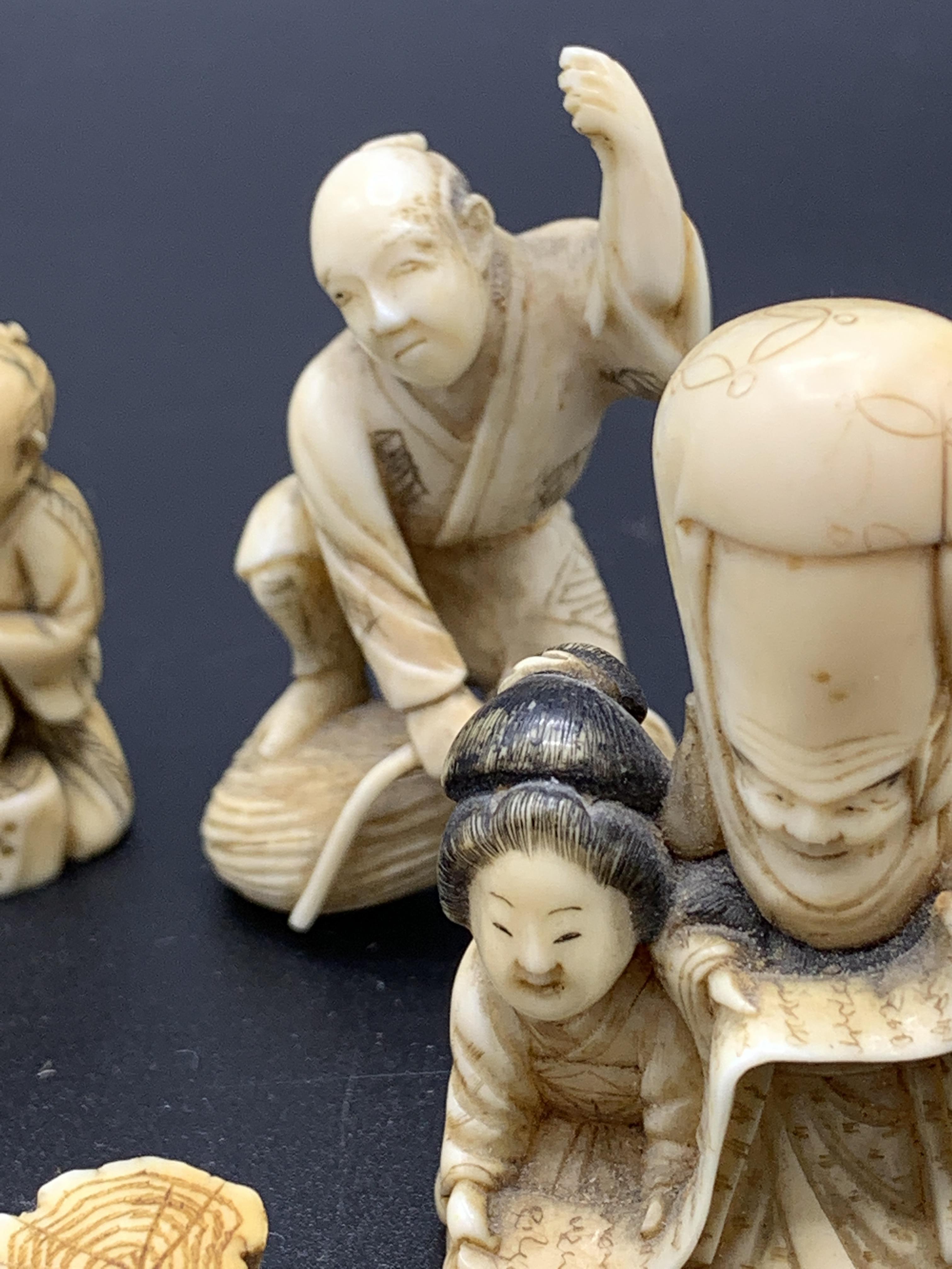 A collection of 3 Japanese carved ivory figurines and 2 netsukes - Image 4 of 6