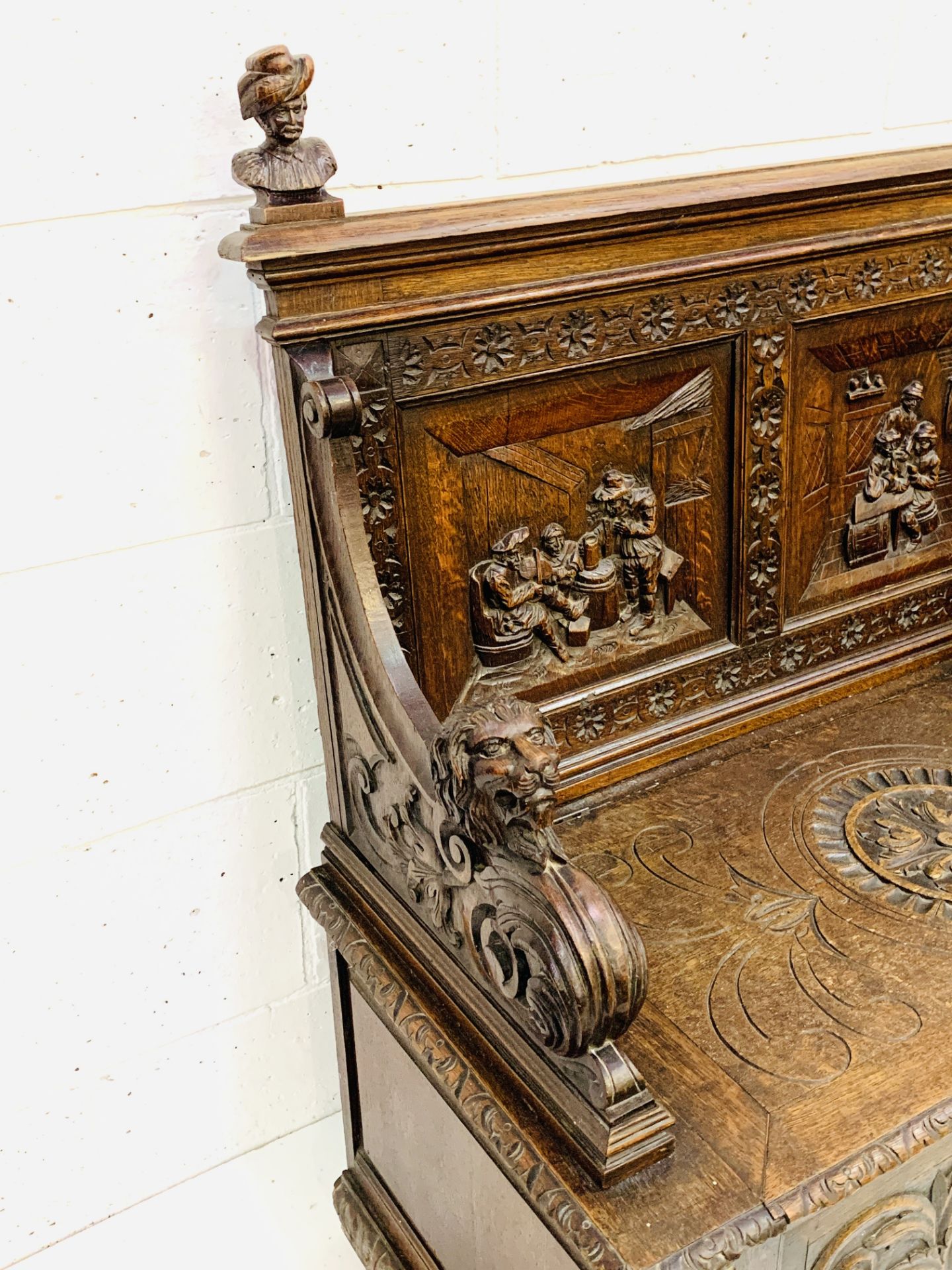 Heavily carved oak settle - Image 6 of 12