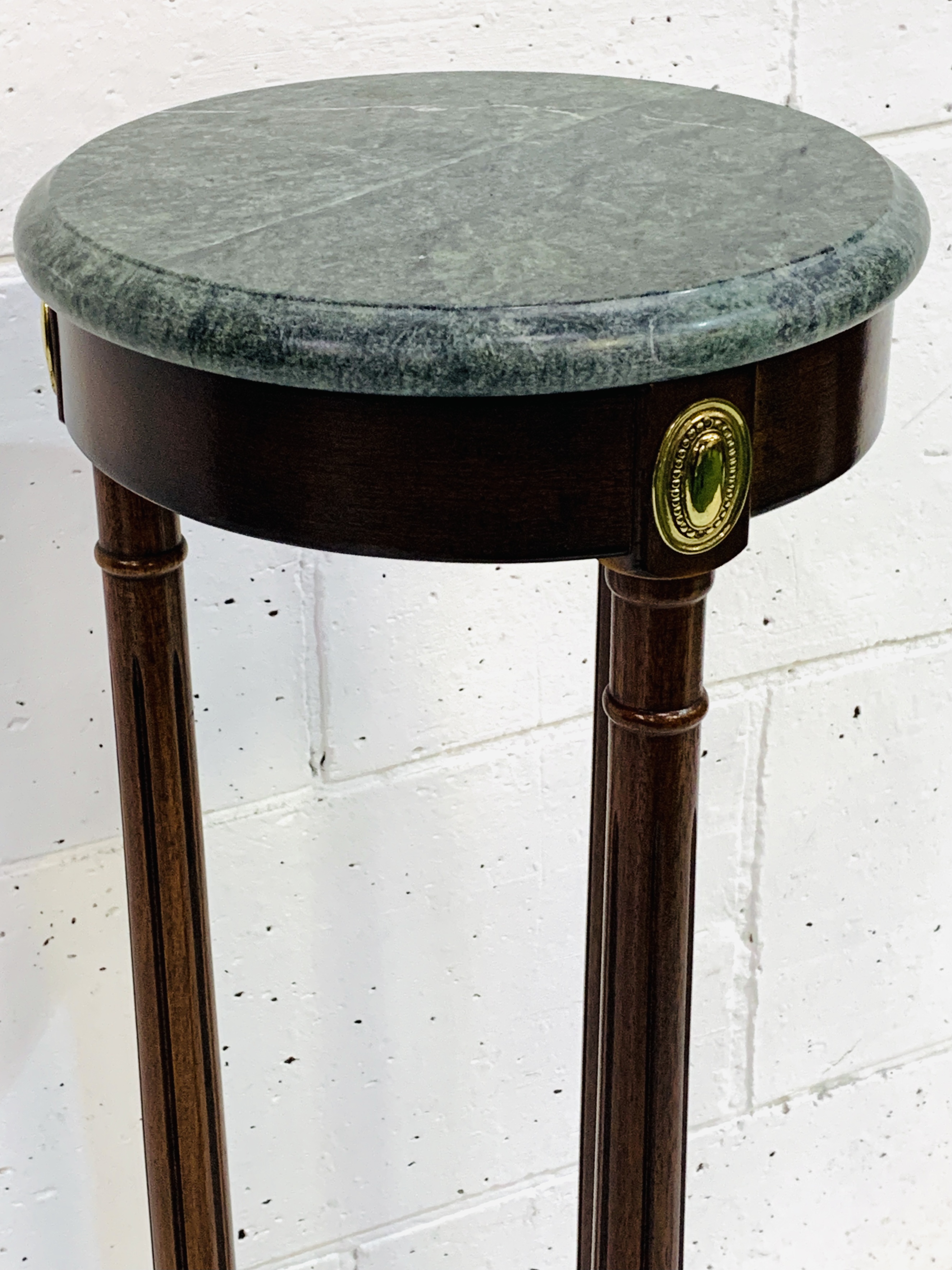 Grey marble top and mahogany display table - Image 3 of 3