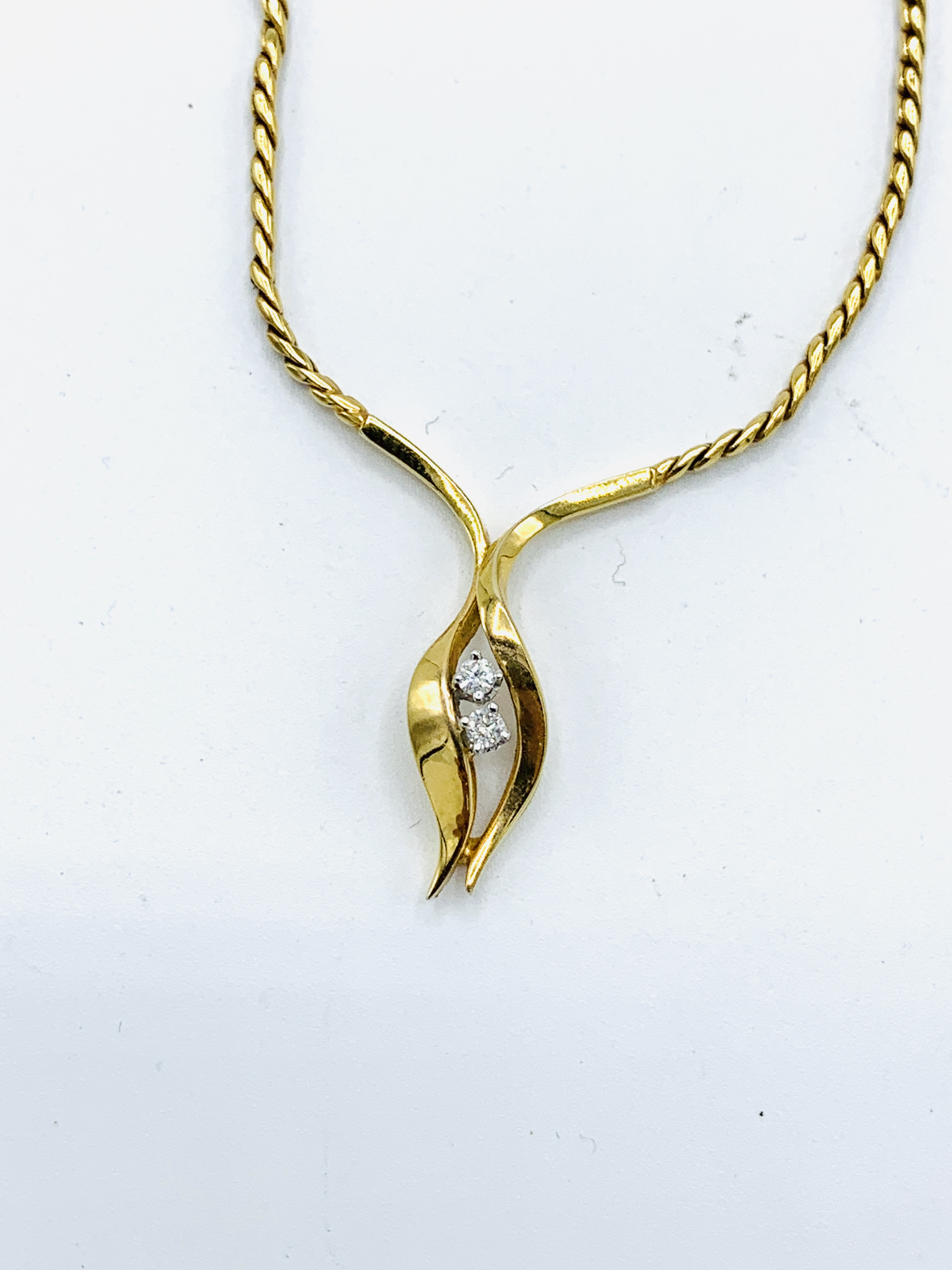 A 9ct gold pendant together with a 9ct gold necklace and a 9ct gold chain - Image 5 of 6