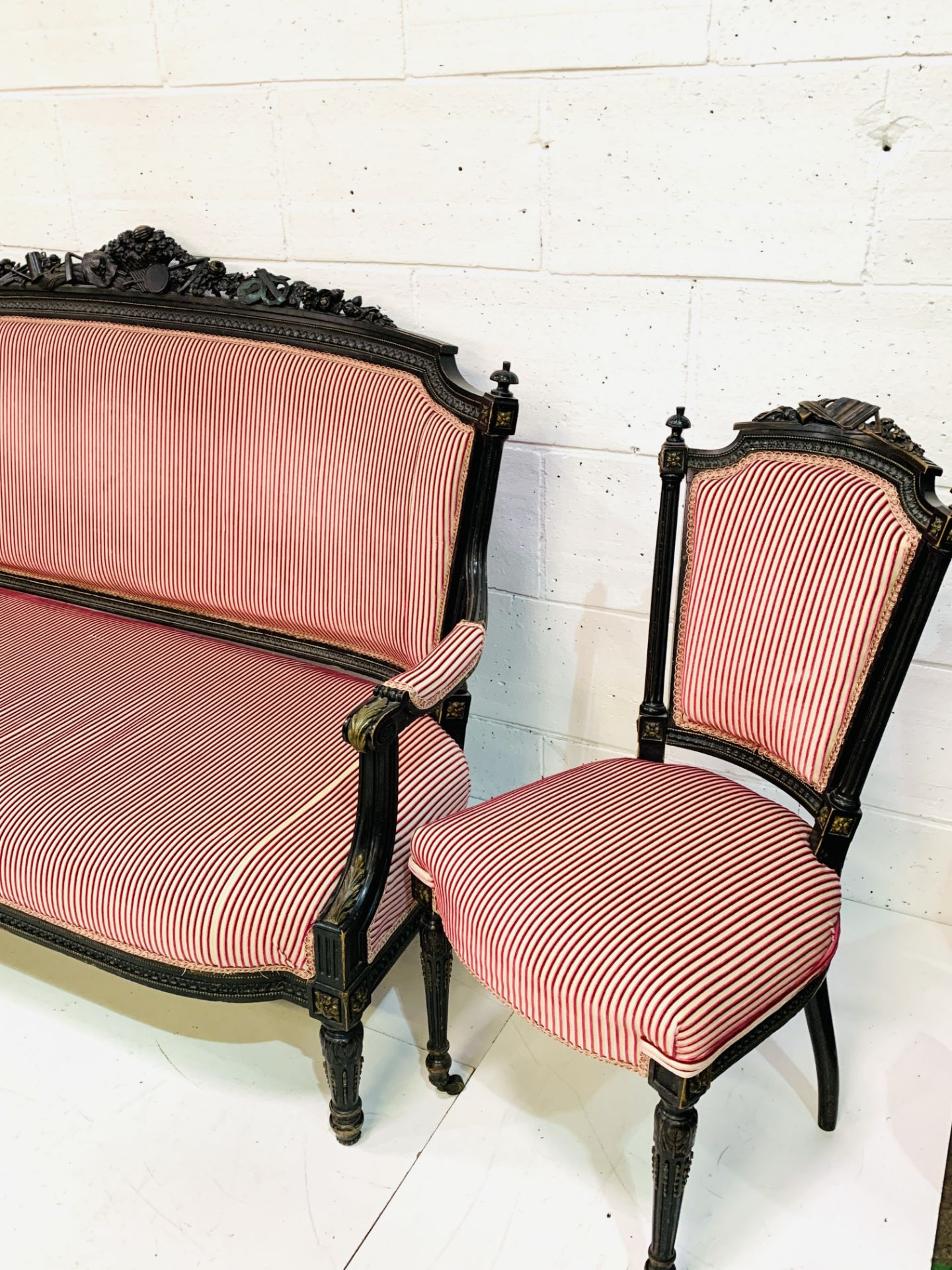 Edwardian ebonised frame salon suite - Image 4 of 6