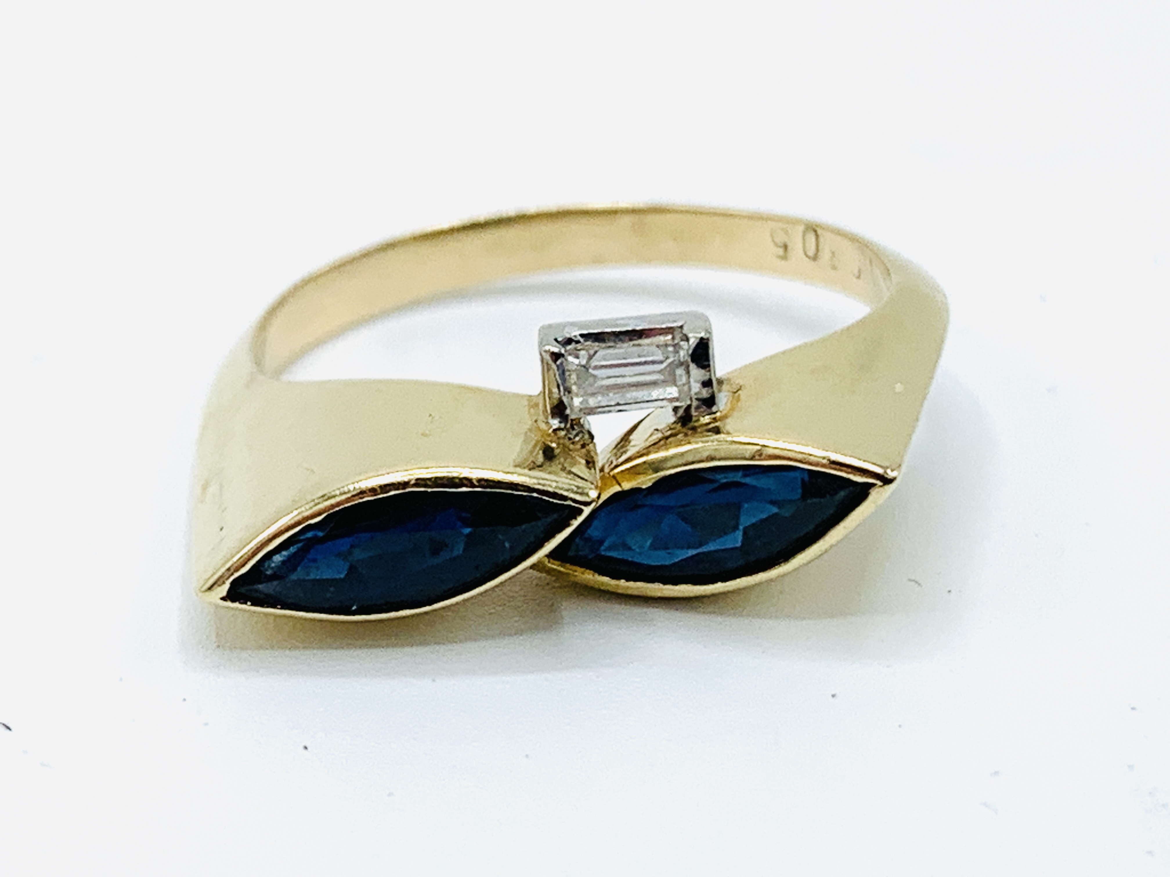 Contemporary 18ct gold, sapphire and diamond ring - Image 2 of 4