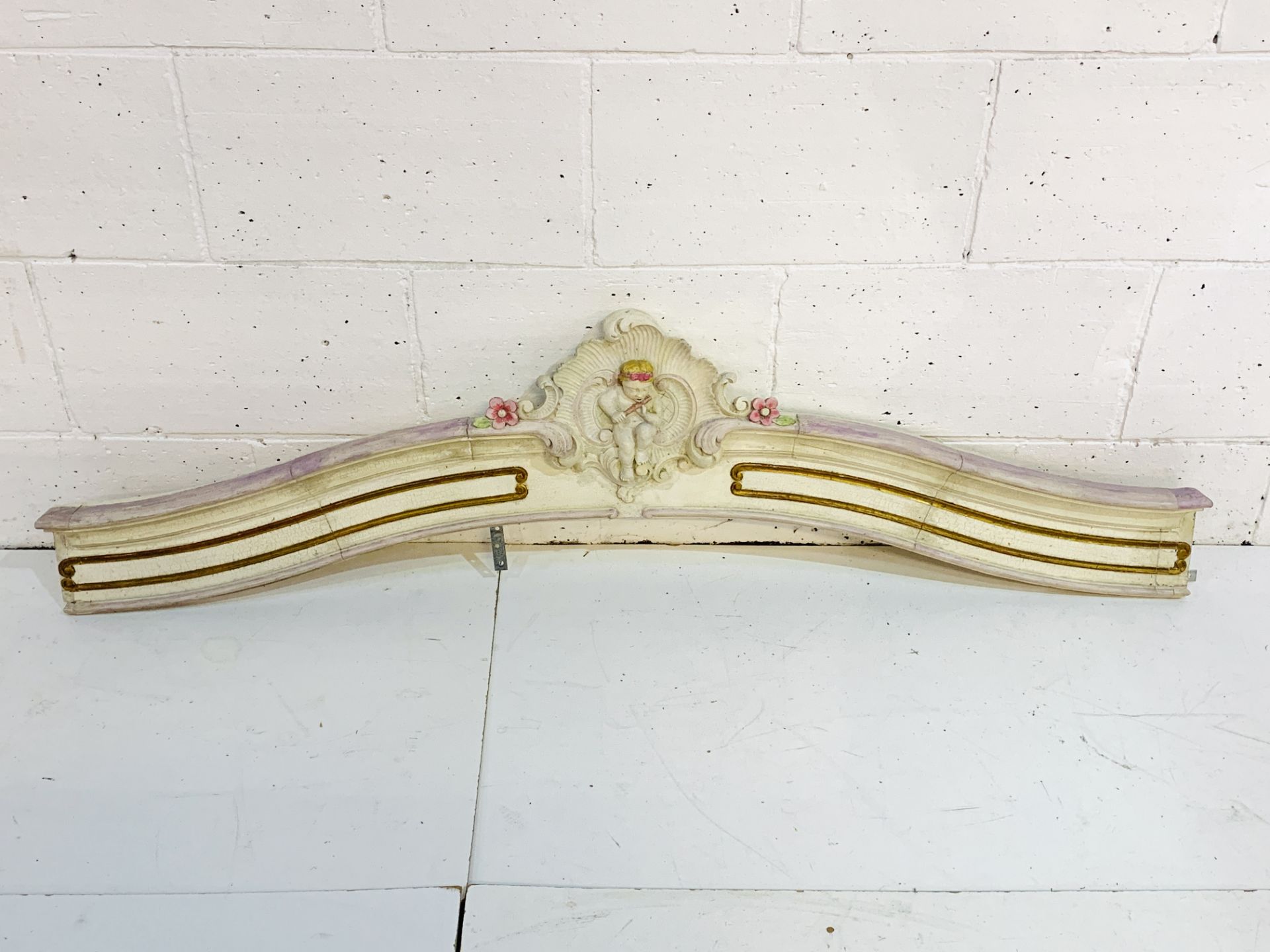 Decorative painted arched pediment - Image 3 of 3