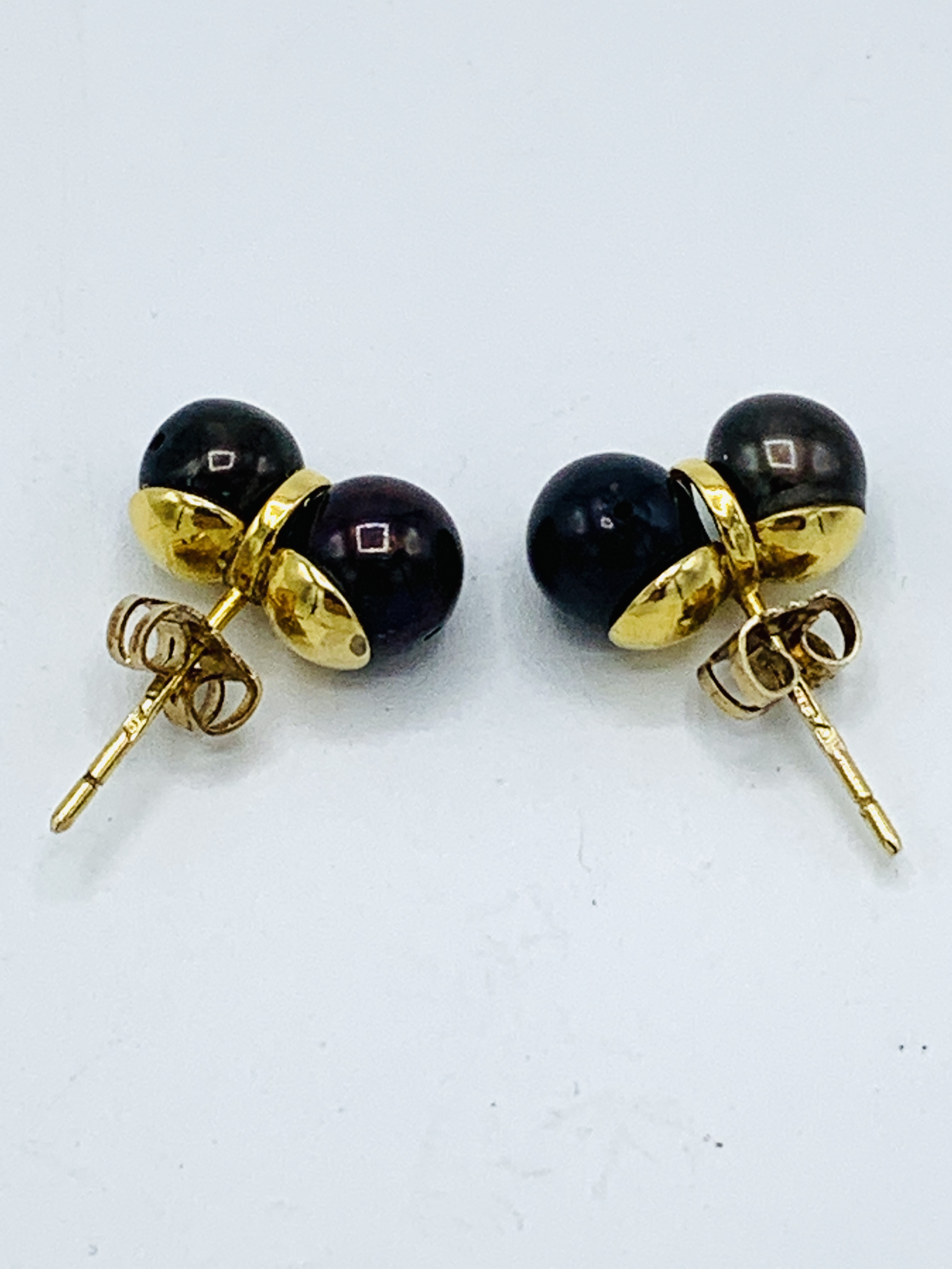 A pair of 9ct gold double black pearl set stud earrings - Image 3 of 3