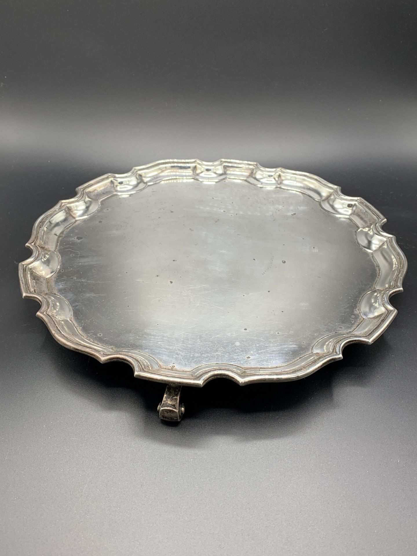 A silver scallop edge three footed tray by Adie Brothers Ltd - Image 3 of 5