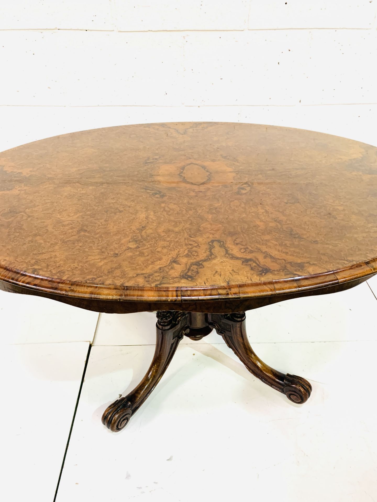 Walnut oval tilt top table - Image 10 of 11