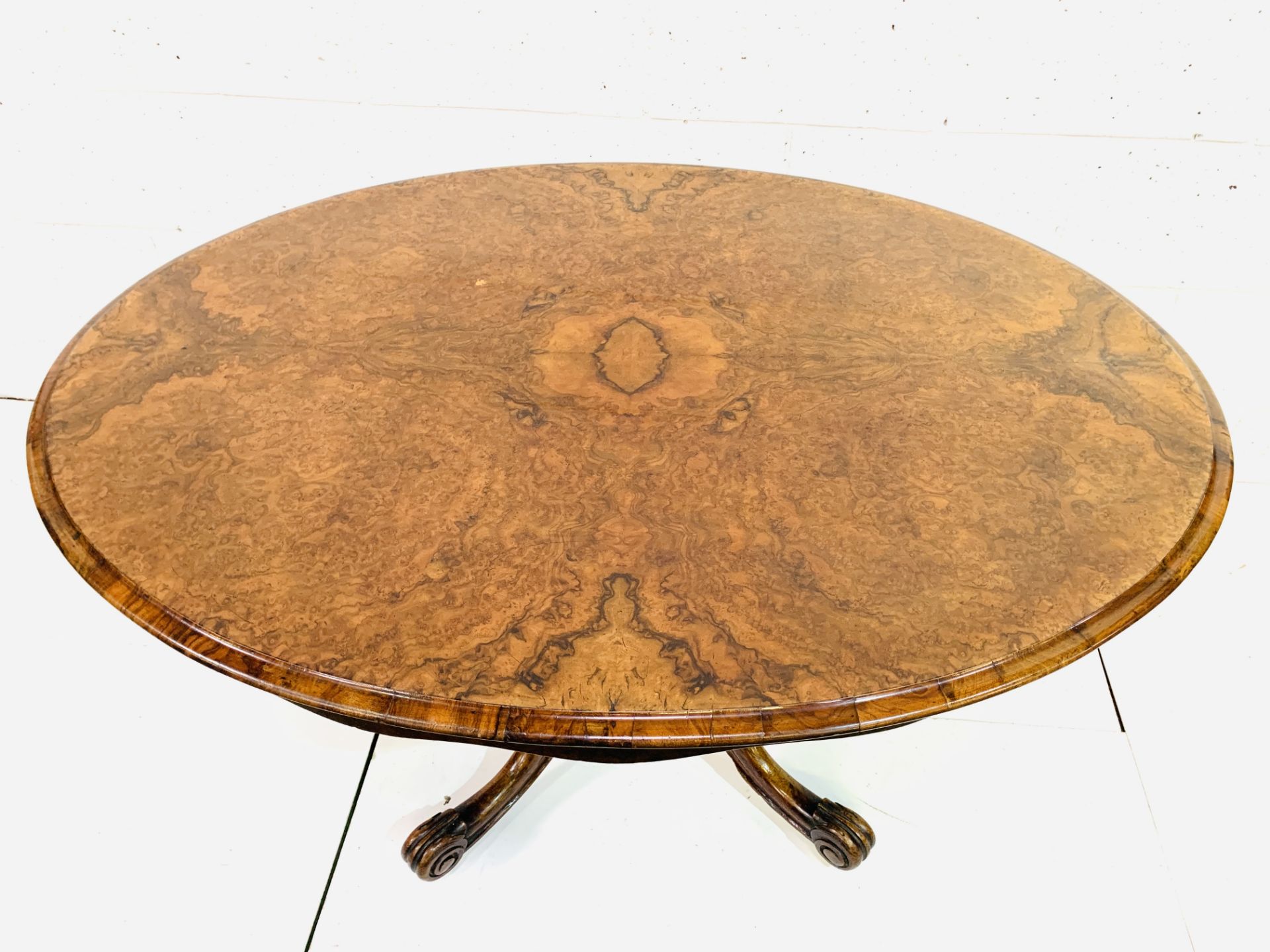 Walnut oval tilt top table - Image 8 of 11