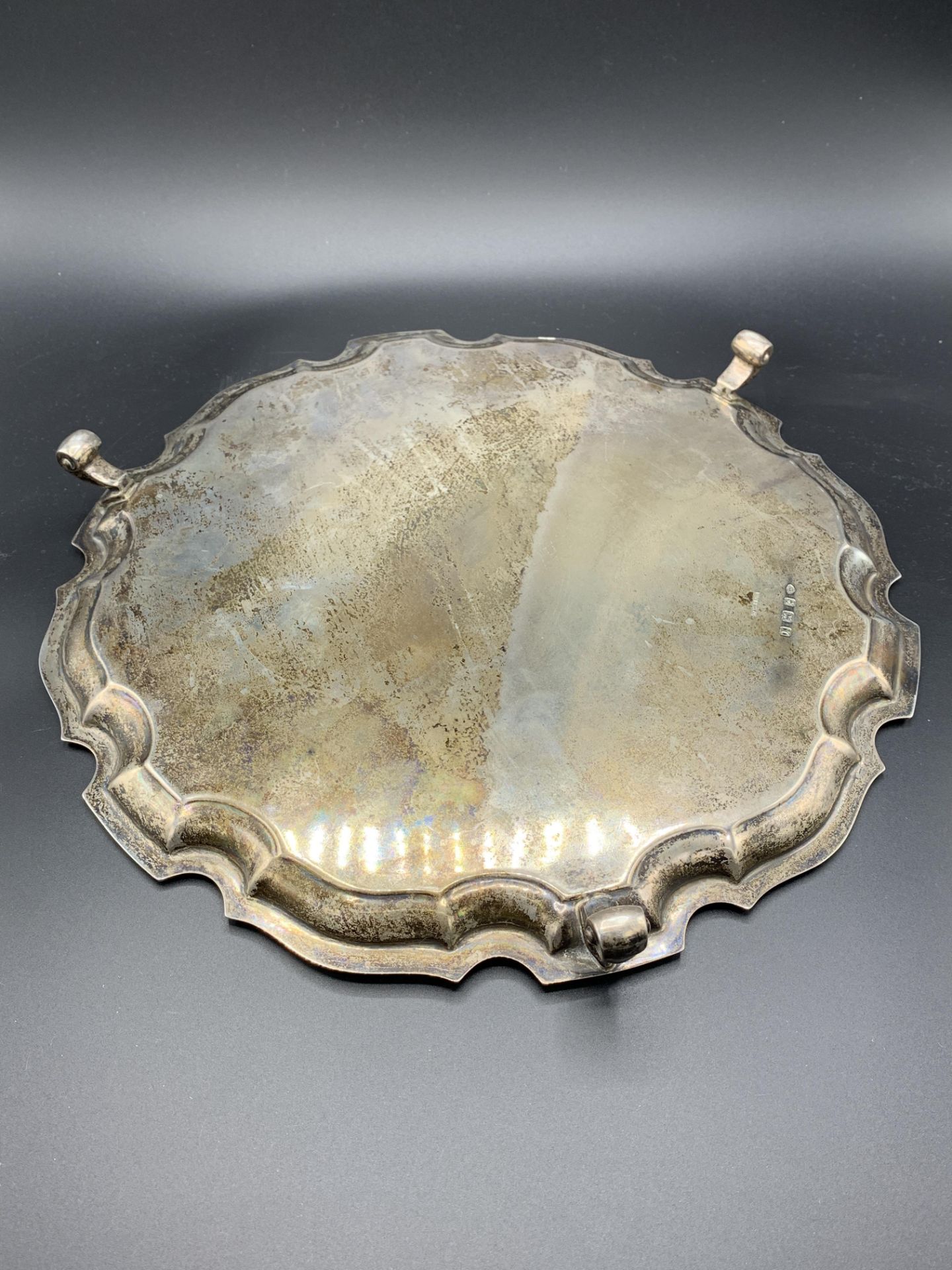 A silver scallop edge three footed tray by Adie Brothers Ltd - Image 5 of 5