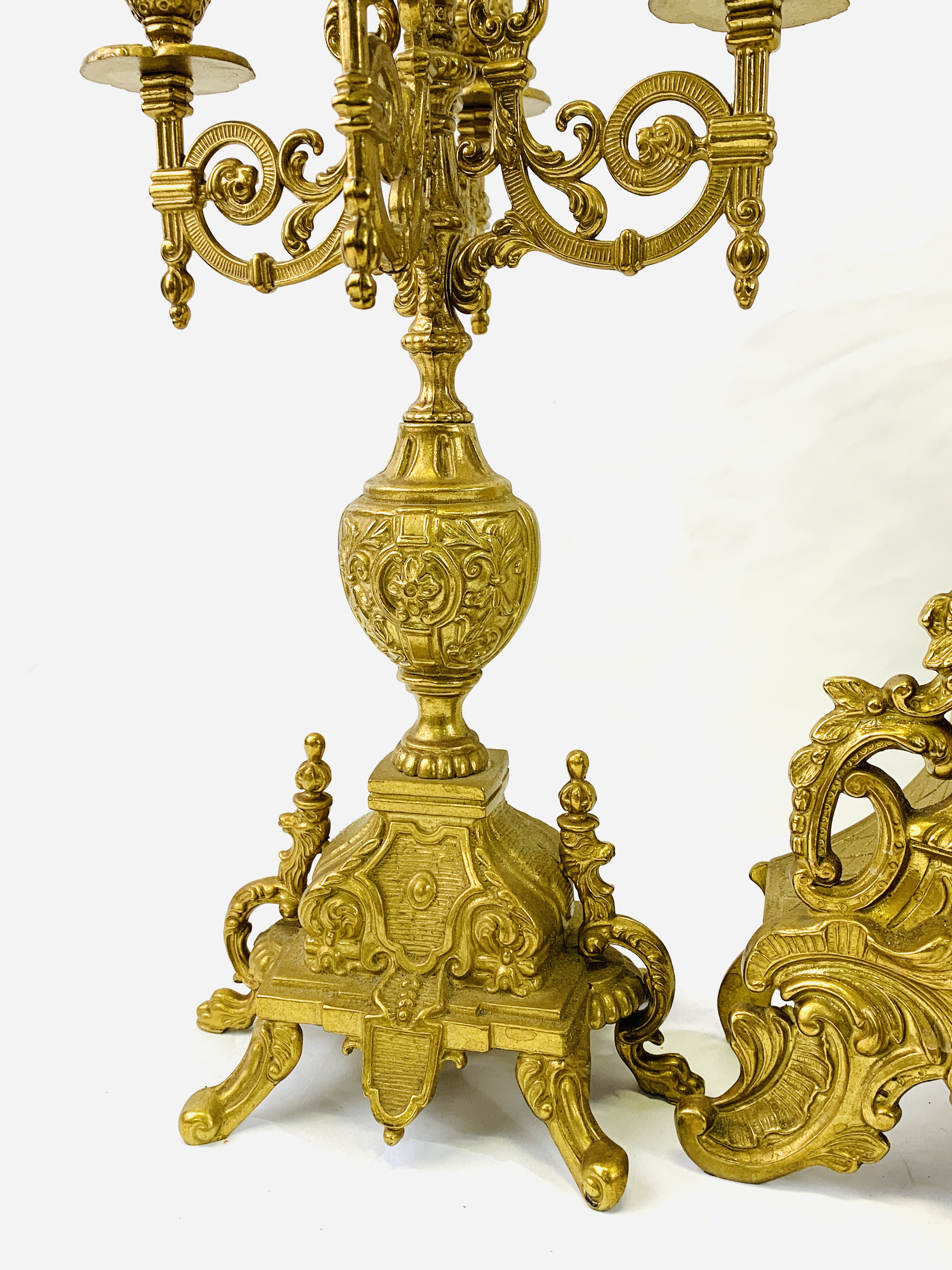 A brass mantel clock and candelabra garniture set - Image 6 of 8