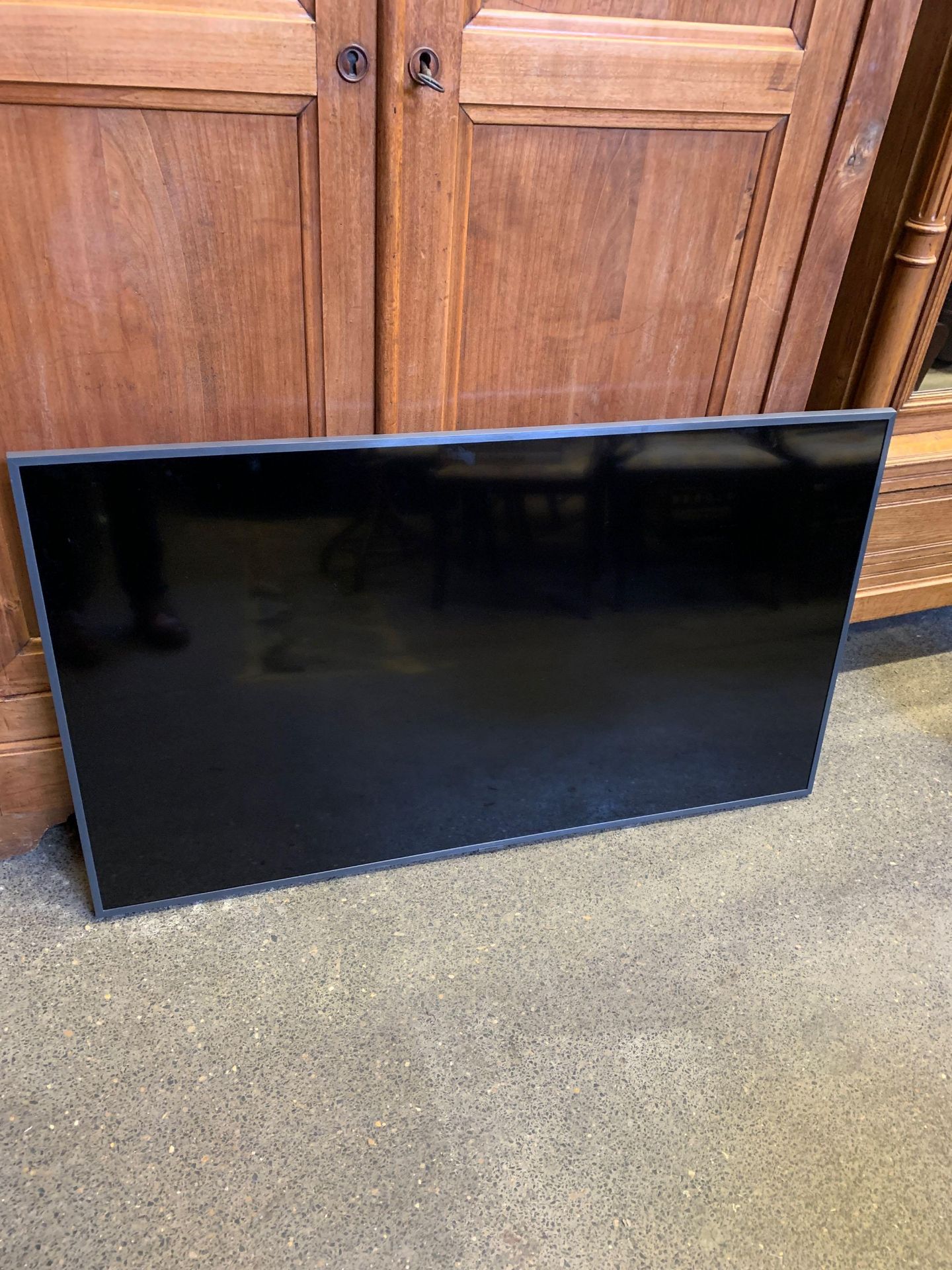 Samsung UE55RU7400U TV. To be sold on the authority of the Official Receiver, and carries VAT