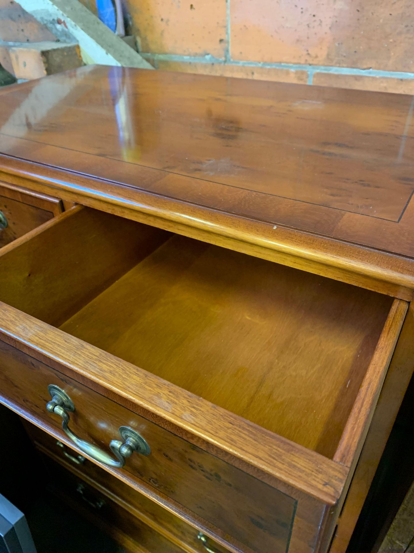 A reproduction chest of 2 over 4 drawers on bracket feet - Bild 3 aus 4