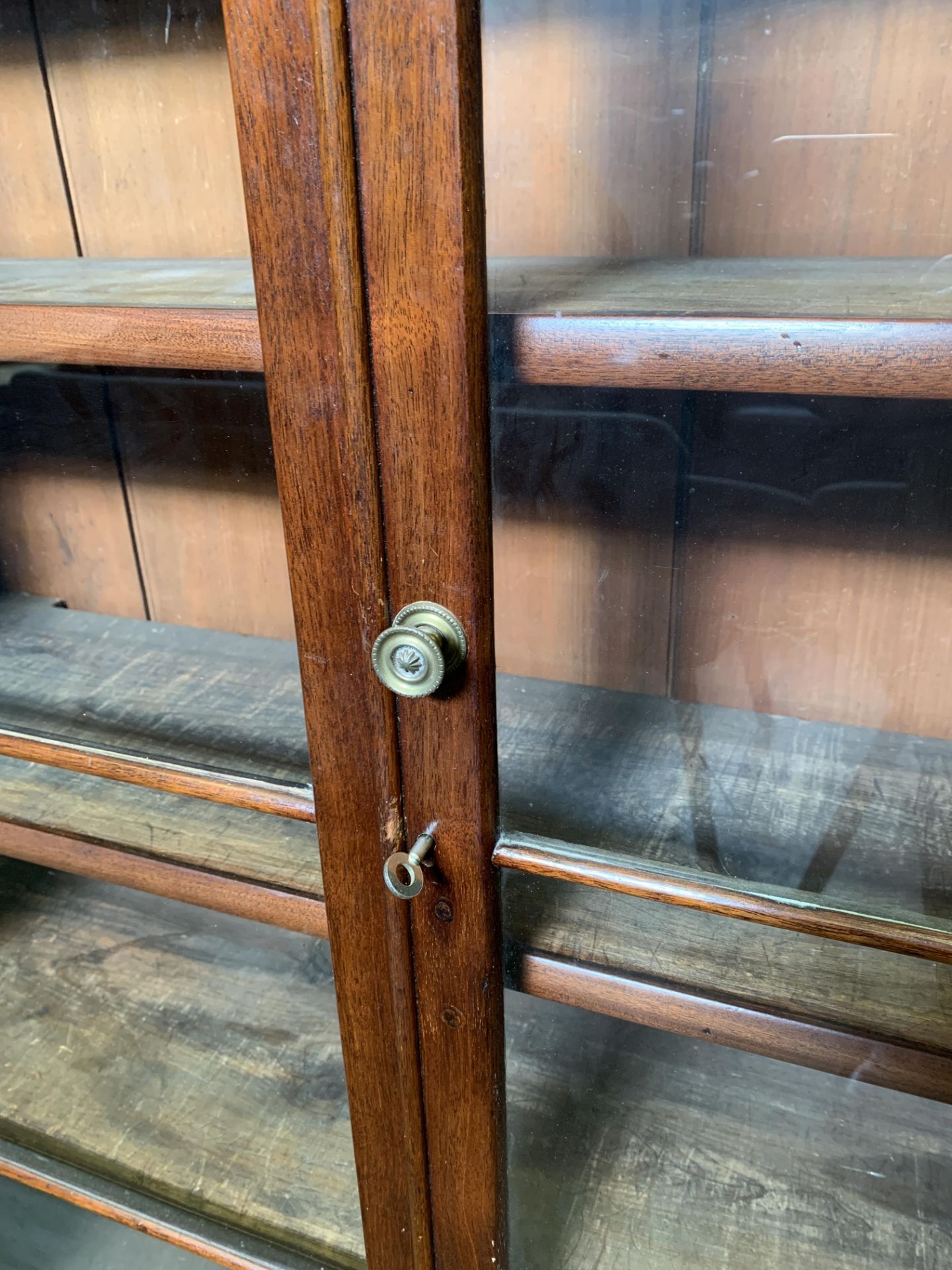 Mahogany glass fronted 2 door bookcase - Image 3 of 5
