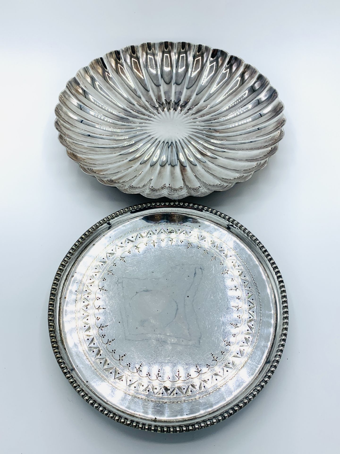 A silver plate fluted dish by Elkington & Co, other silver plate, and a quantity of coins