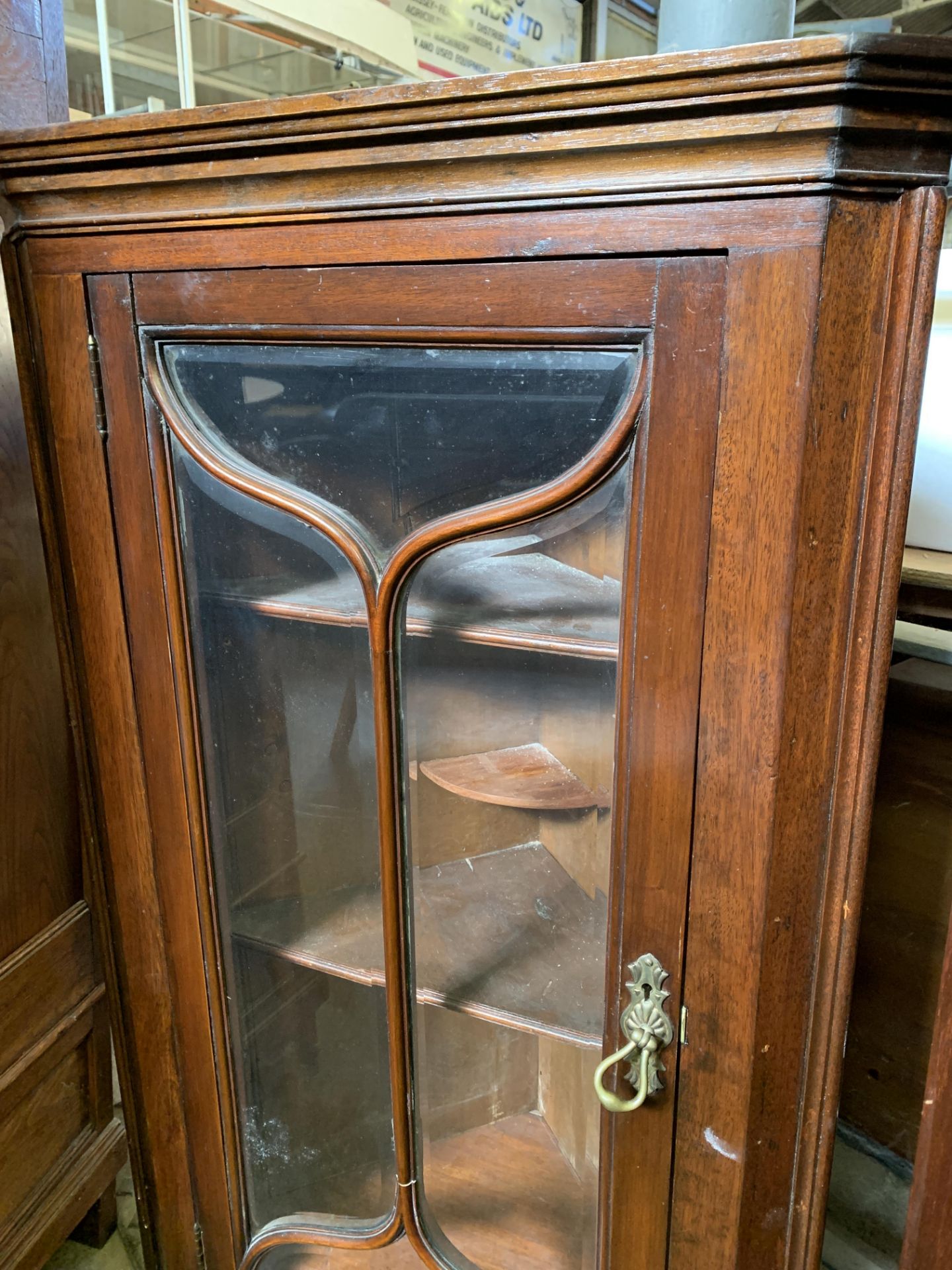 Mahogany bevelled glass fronted wall mounted corner cabinet - Image 3 of 4