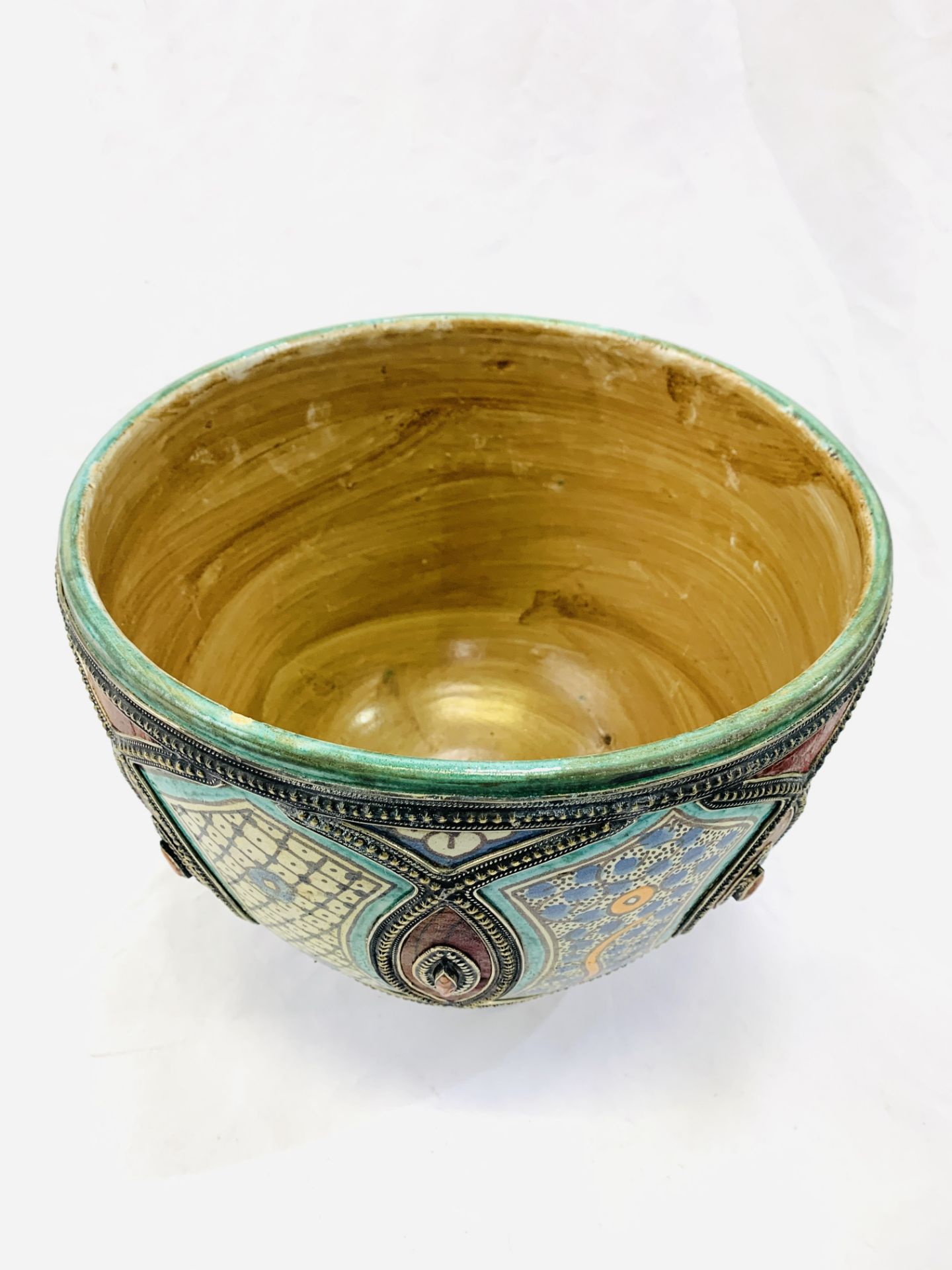 A Middle Eastern lidded pot - Image 4 of 5