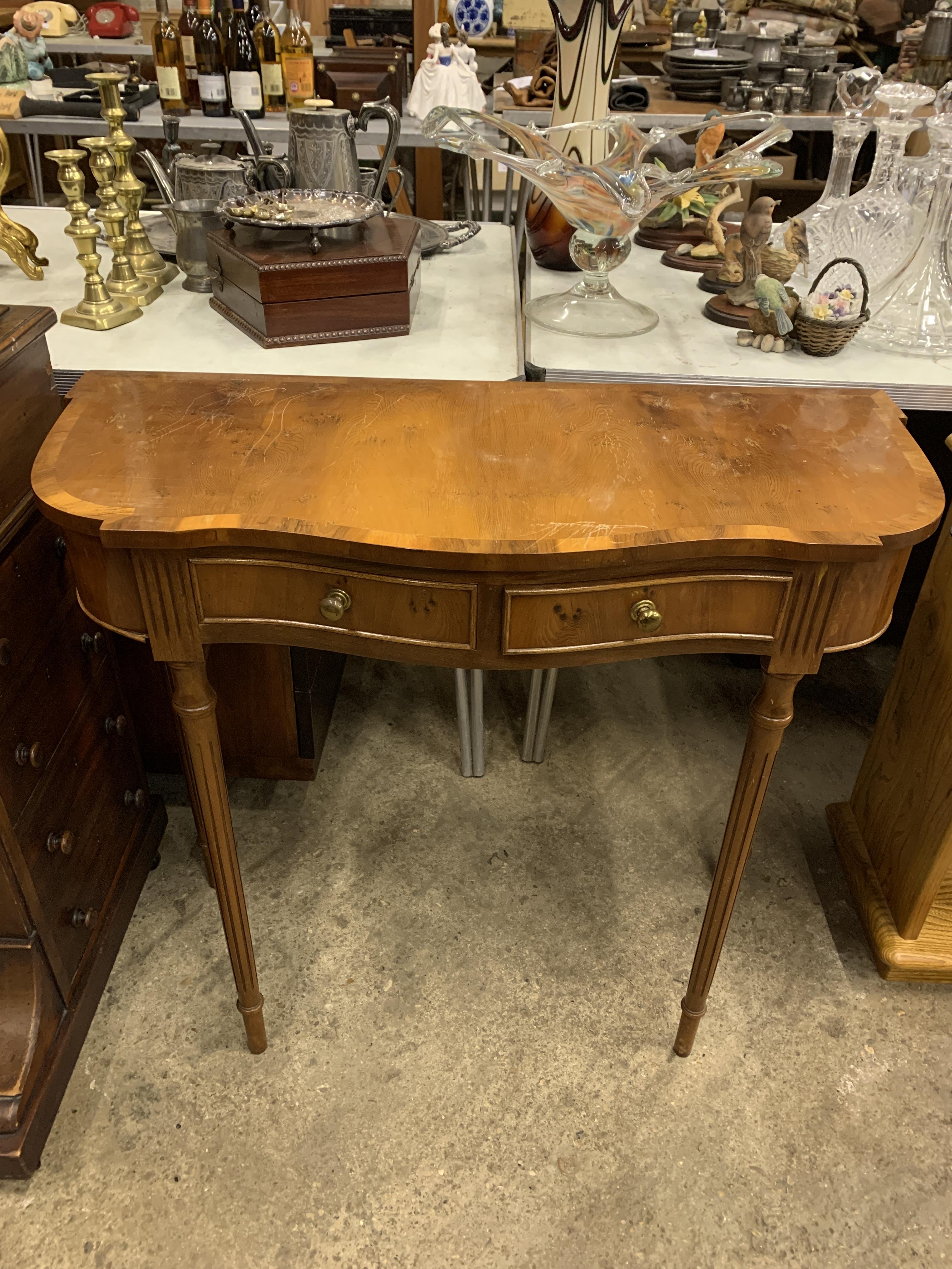 Mahogany veneer serpentine console table - Image 2 of 5