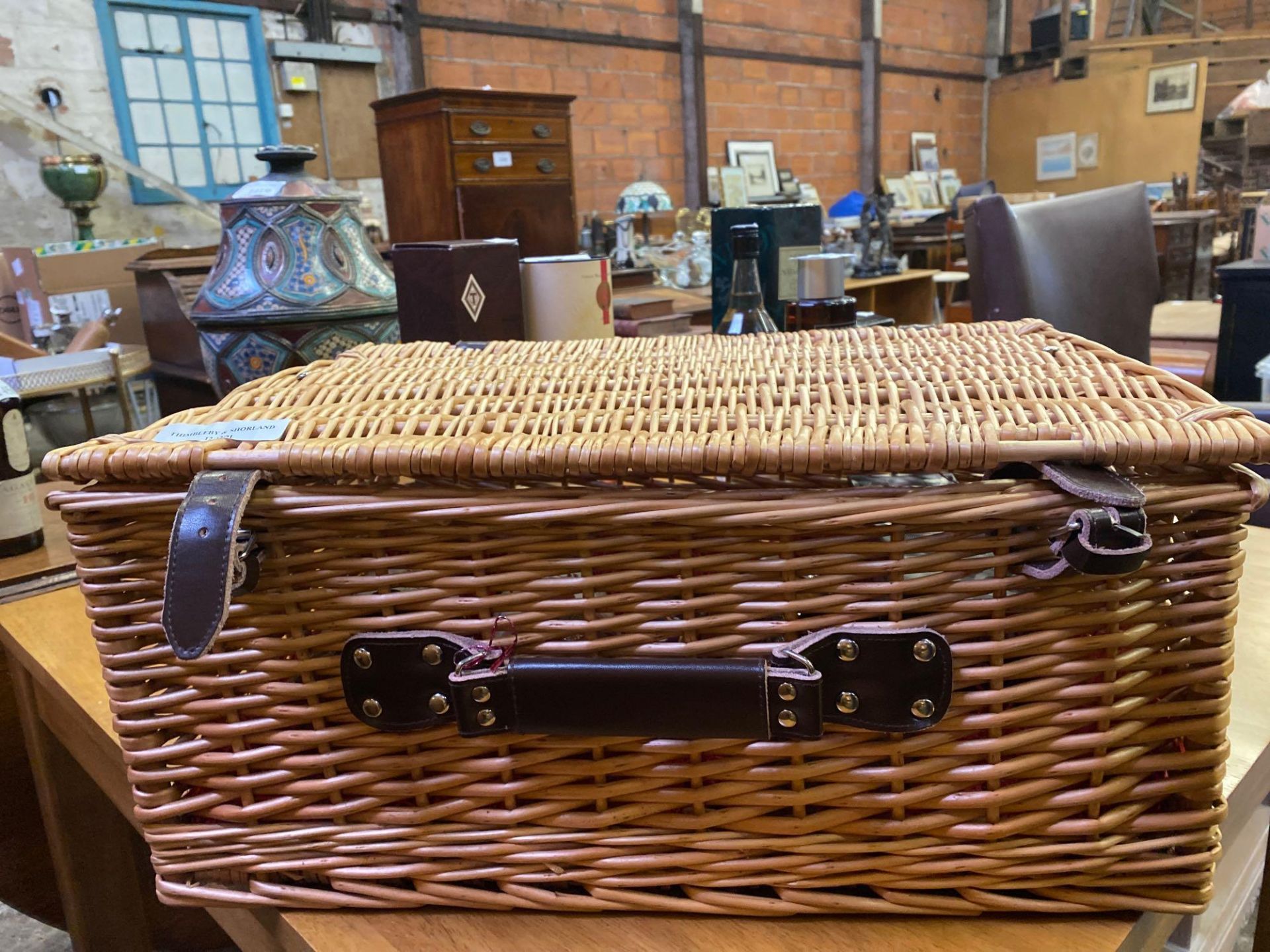 A wicker hamper containing a quantity of whiskies - Bild 9 aus 9