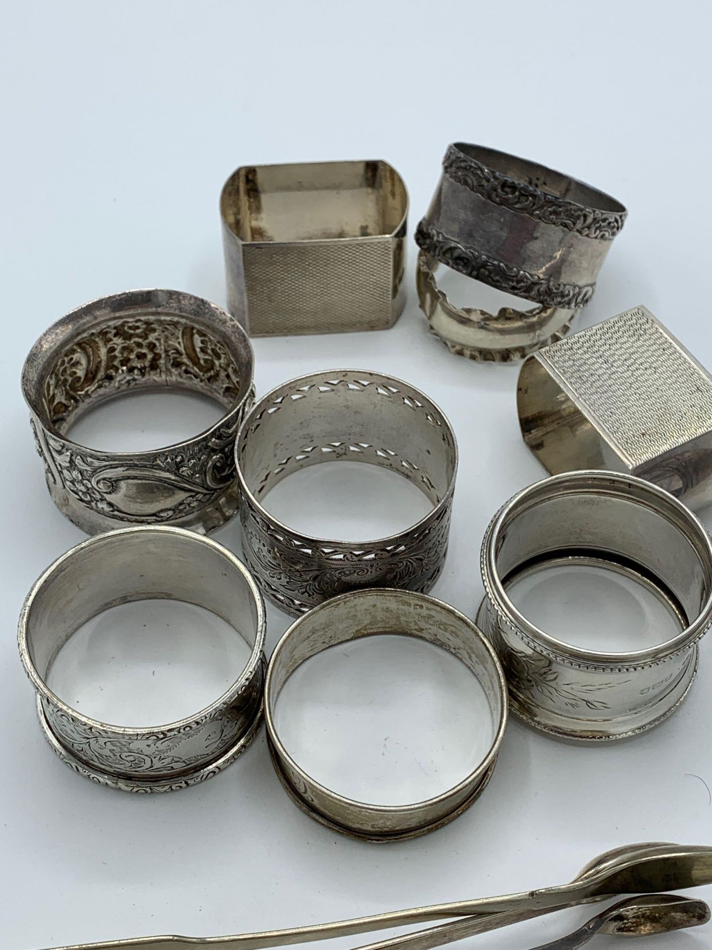 Hallmarked silver sugar tongs and napkin rings - Image 3 of 4