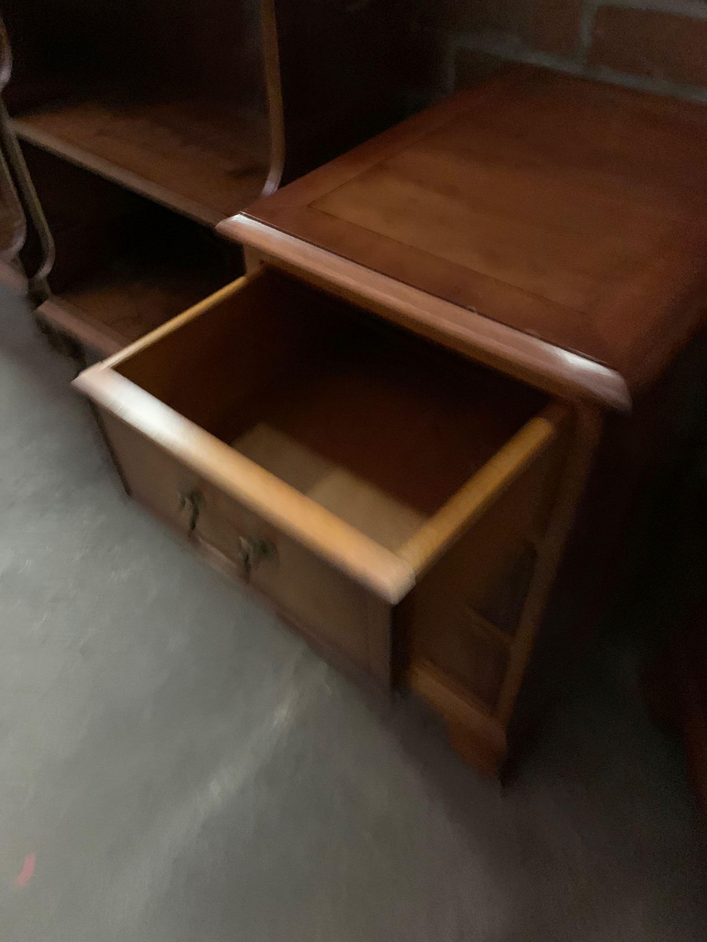 A pair of reproduction 3 drawer bedside cabinets - Bild 3 aus 4