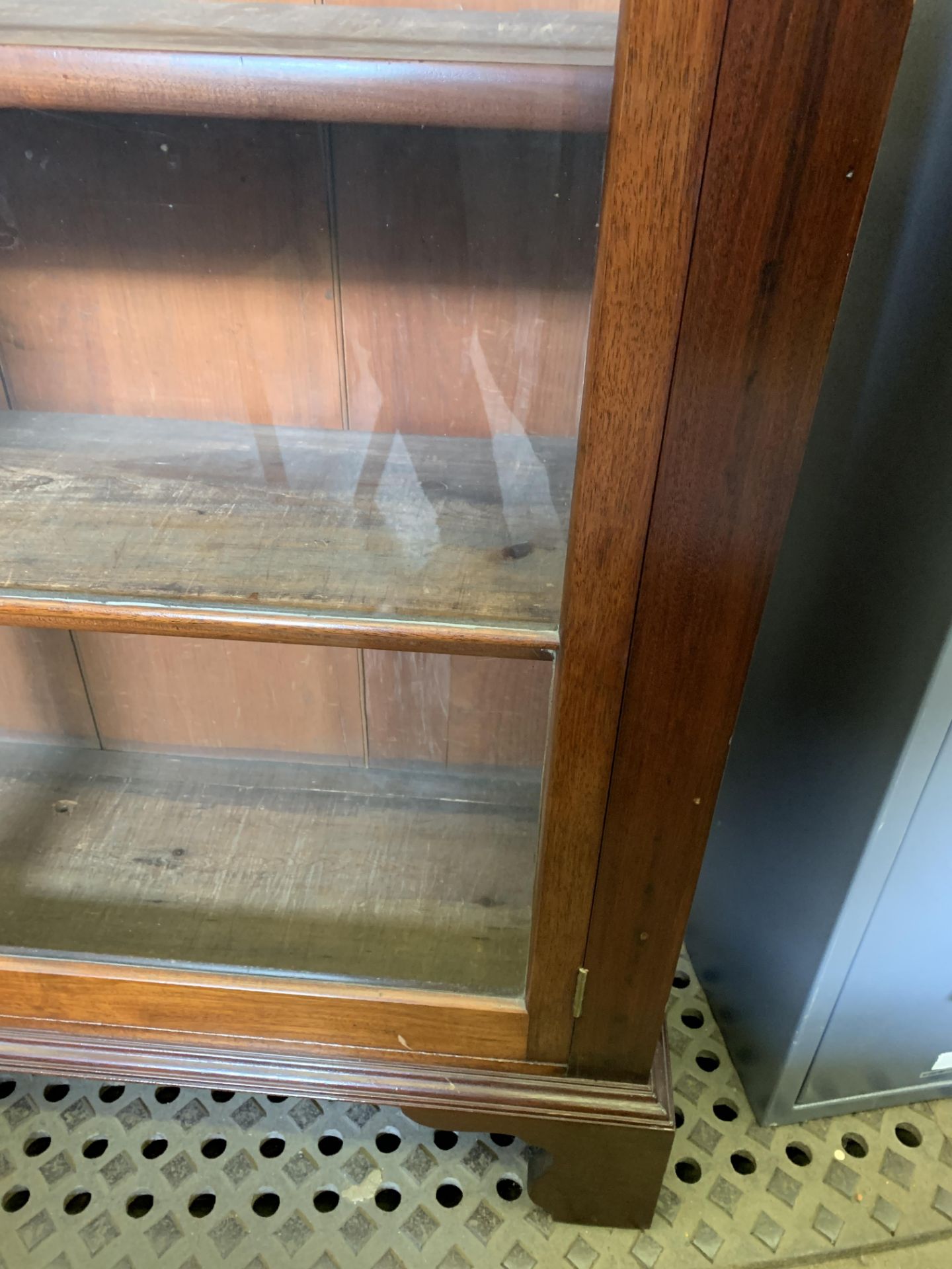 Mahogany glass fronted 2 door bookcase - Image 4 of 5